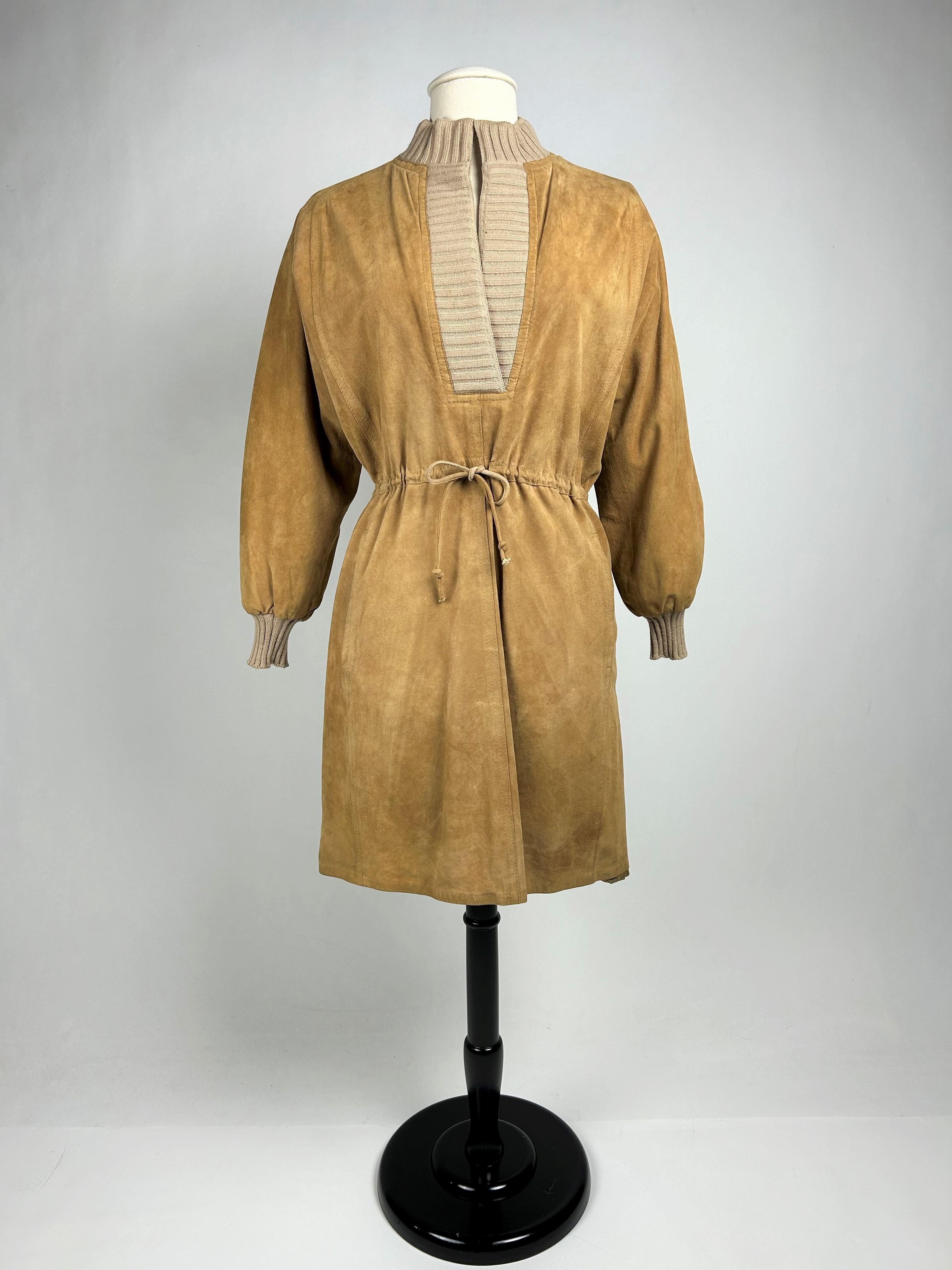 Kleid aus Chamois-Wildleder von Emanuel Ungaro Parallèle - Frankreich, um 1982 im Angebot 2