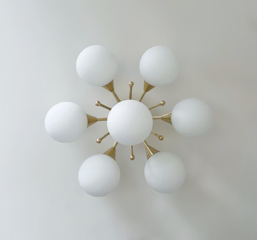 Encastré italien avec globes en verre de Murano montés sur un cadre en laiton massif. 
Design/One / Fabio Bergomi / Made in Italy 
7 lampes / type E12 ou E14 / max 40W chacune 
Diamètre : 25.5 pouces / Hauteur : 13 pouces 
Commande uniquement / Cet