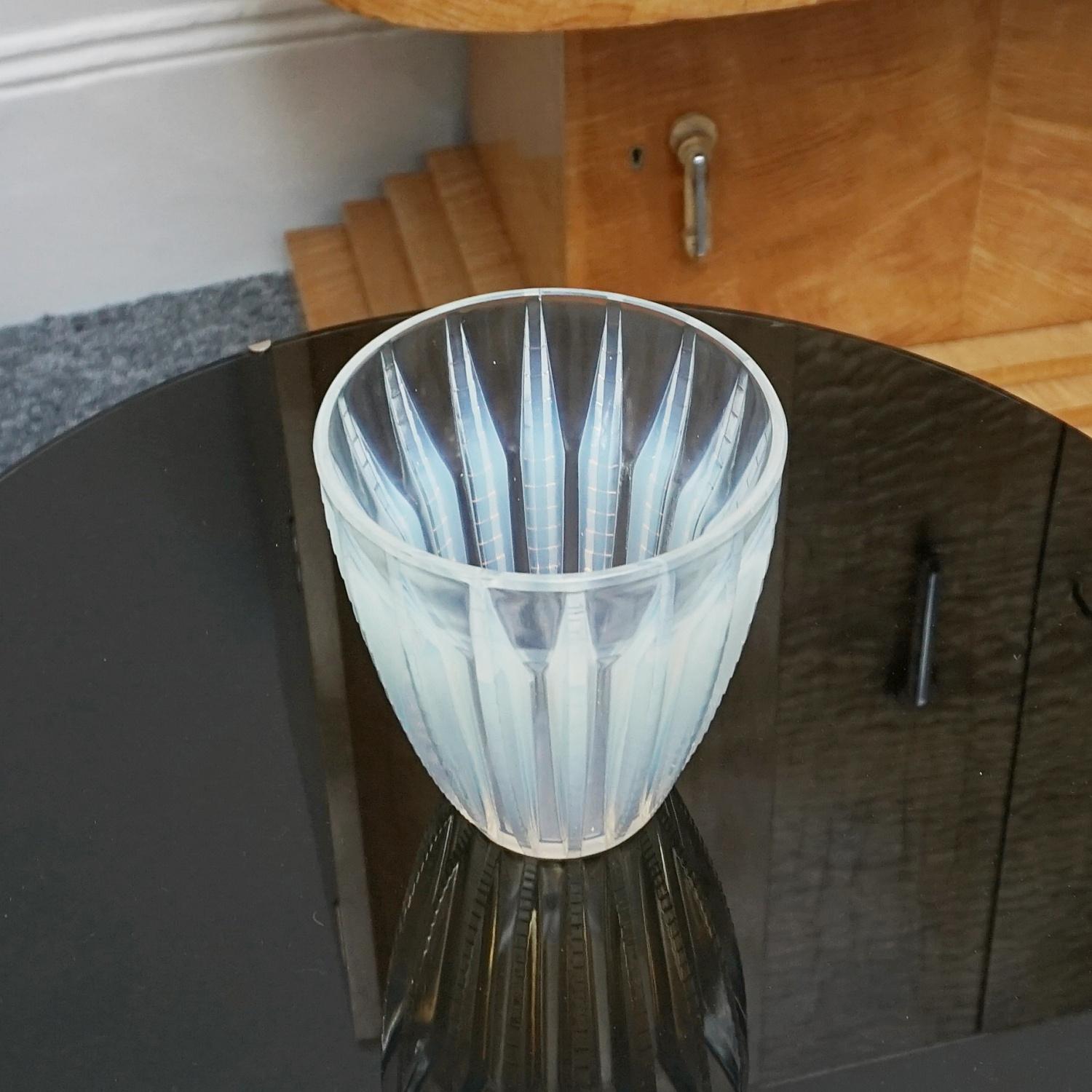 Chamonix eine Art Deco Vase aus opalisierendem Glas von René Lalique im Angebot 4