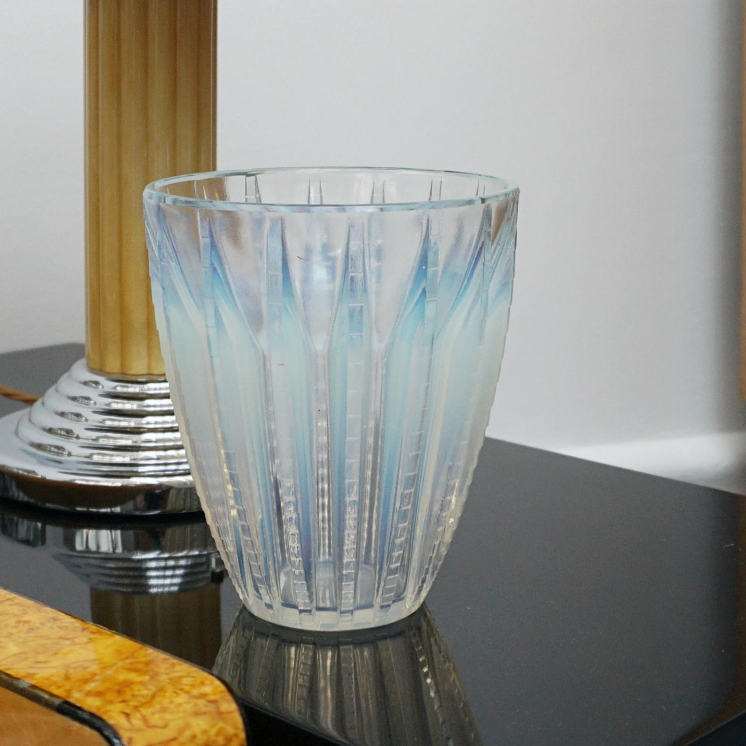 Chamonix eine Art Deco Vase aus opalisierendem Glas von René Lalique im Angebot 5
