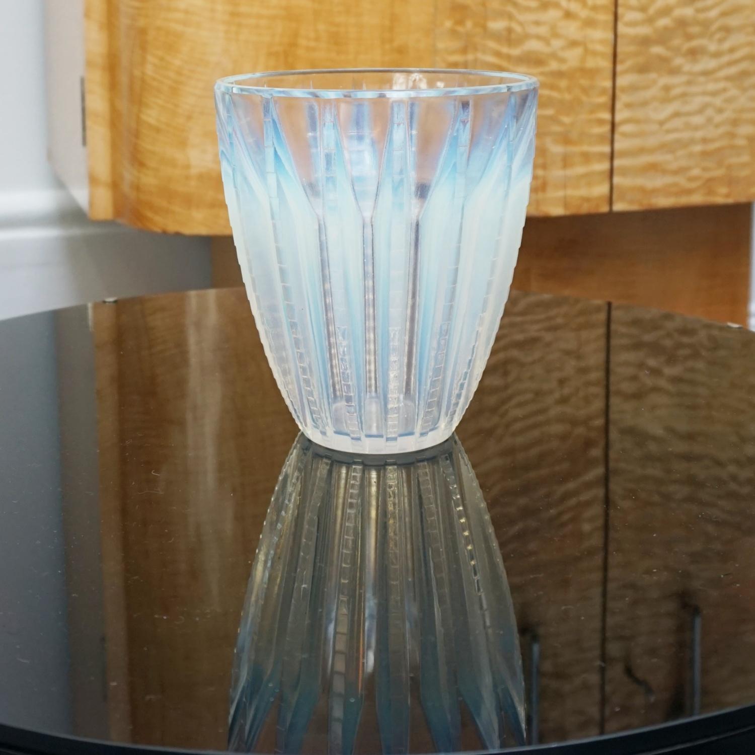 Chamonix eine Art Deco Vase aus opalisierendem Glas von René Lalique im Angebot 6