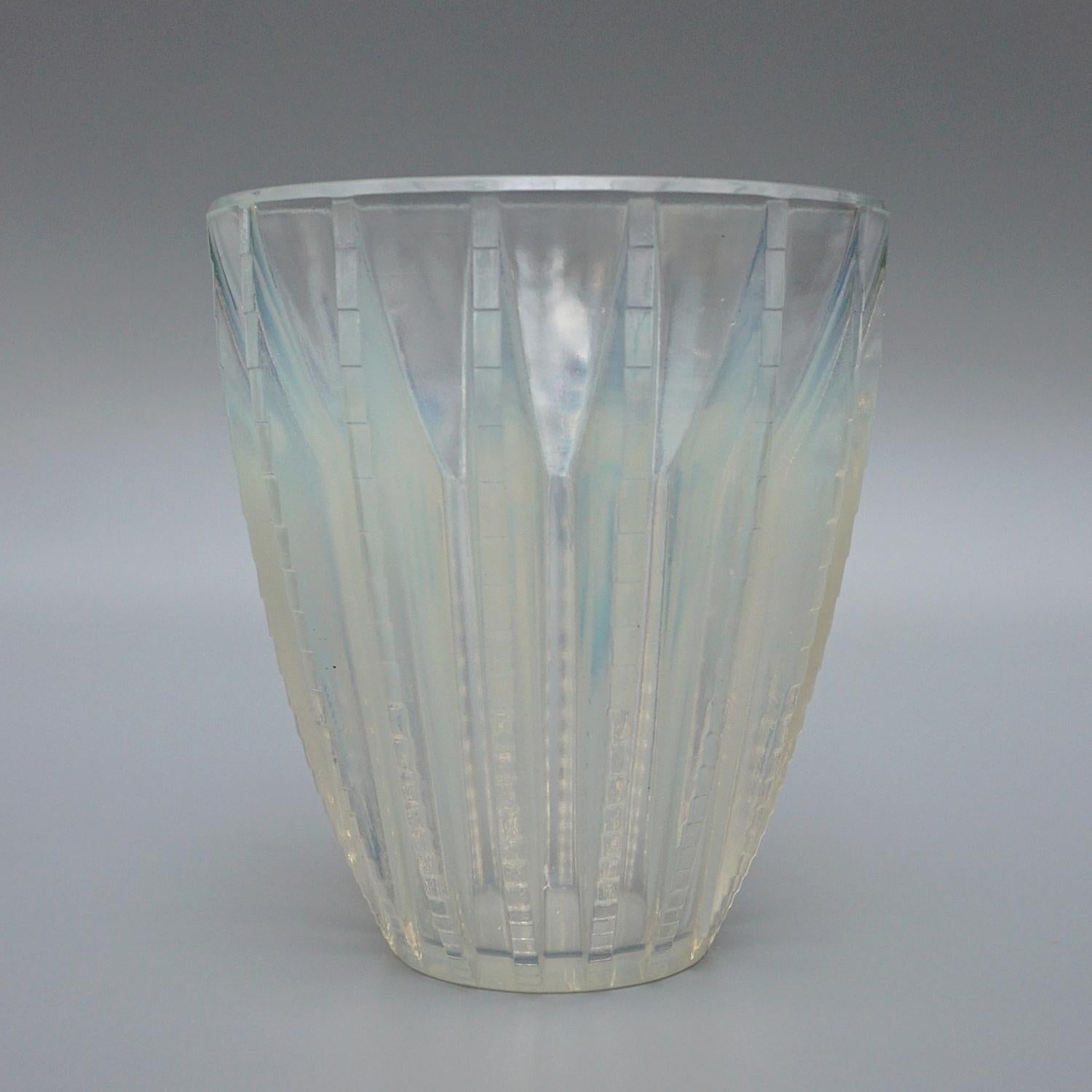 Chamonix eine Art Deco Vase aus opalisierendem Glas von René Lalique (Art déco) im Angebot