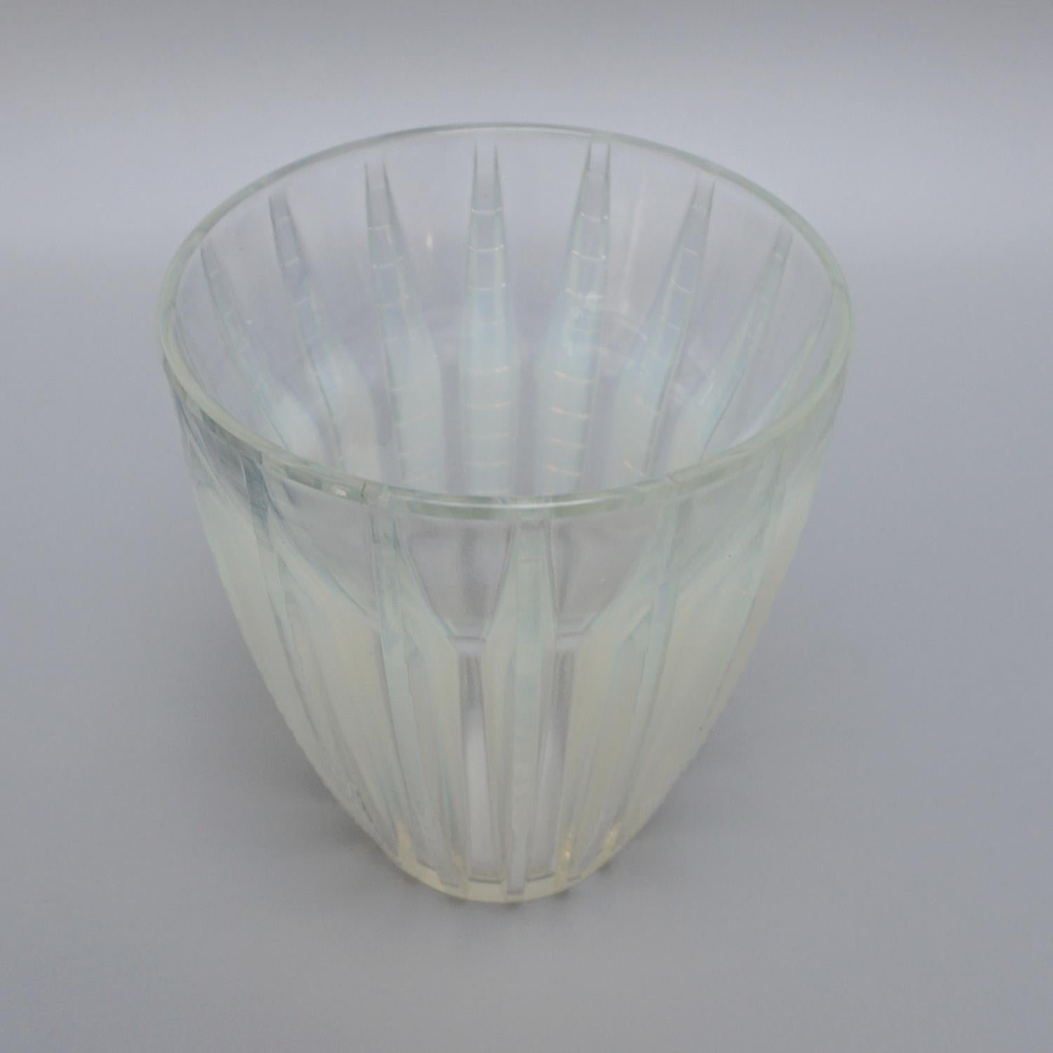 Chamonix eine Art Deco Vase aus opalisierendem Glas von René Lalique (Französisch) im Angebot