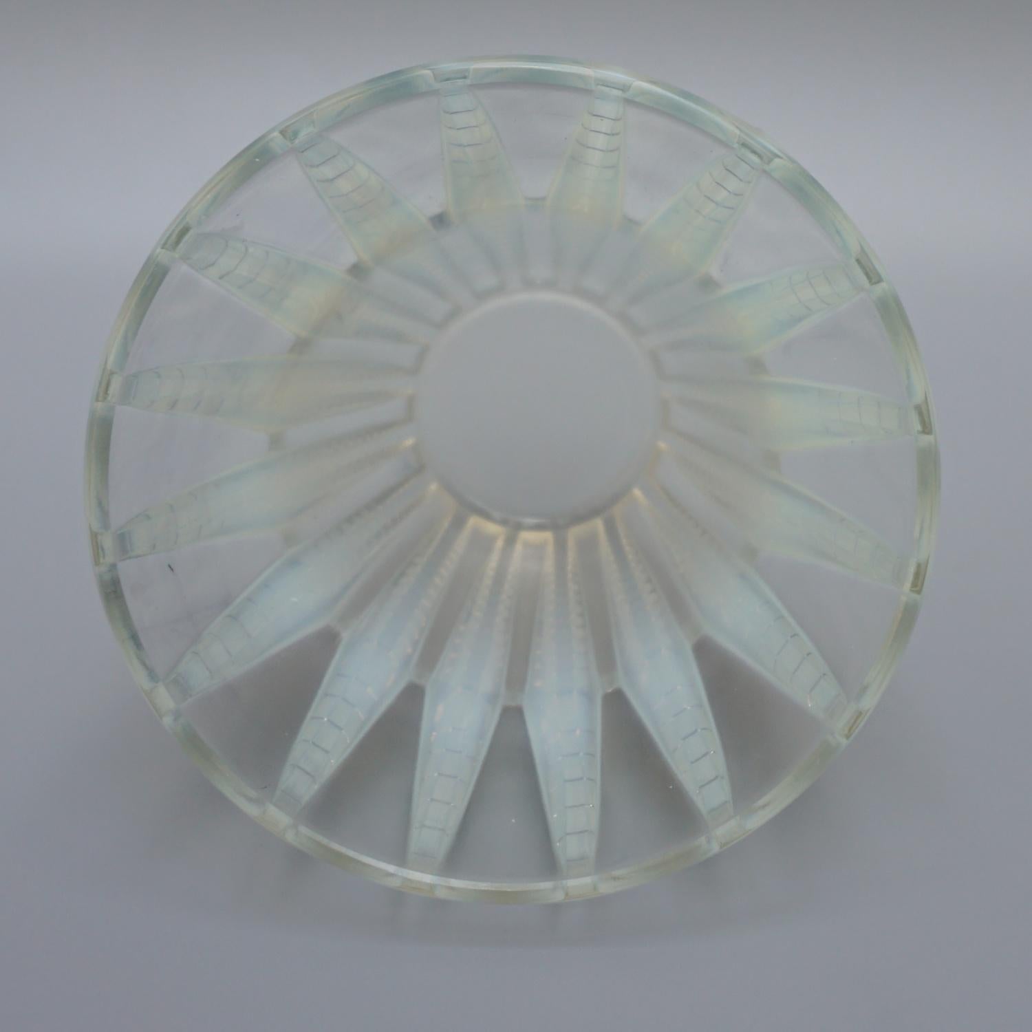 Chamonix an Art Deco Opalescent Glass Vase by René Lalique For Sale 1