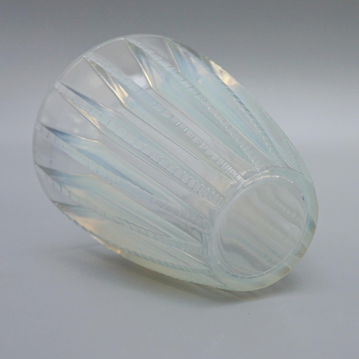 Chamonix an Art Deco Opalescent Glass Vase by René Lalique For Sale 2