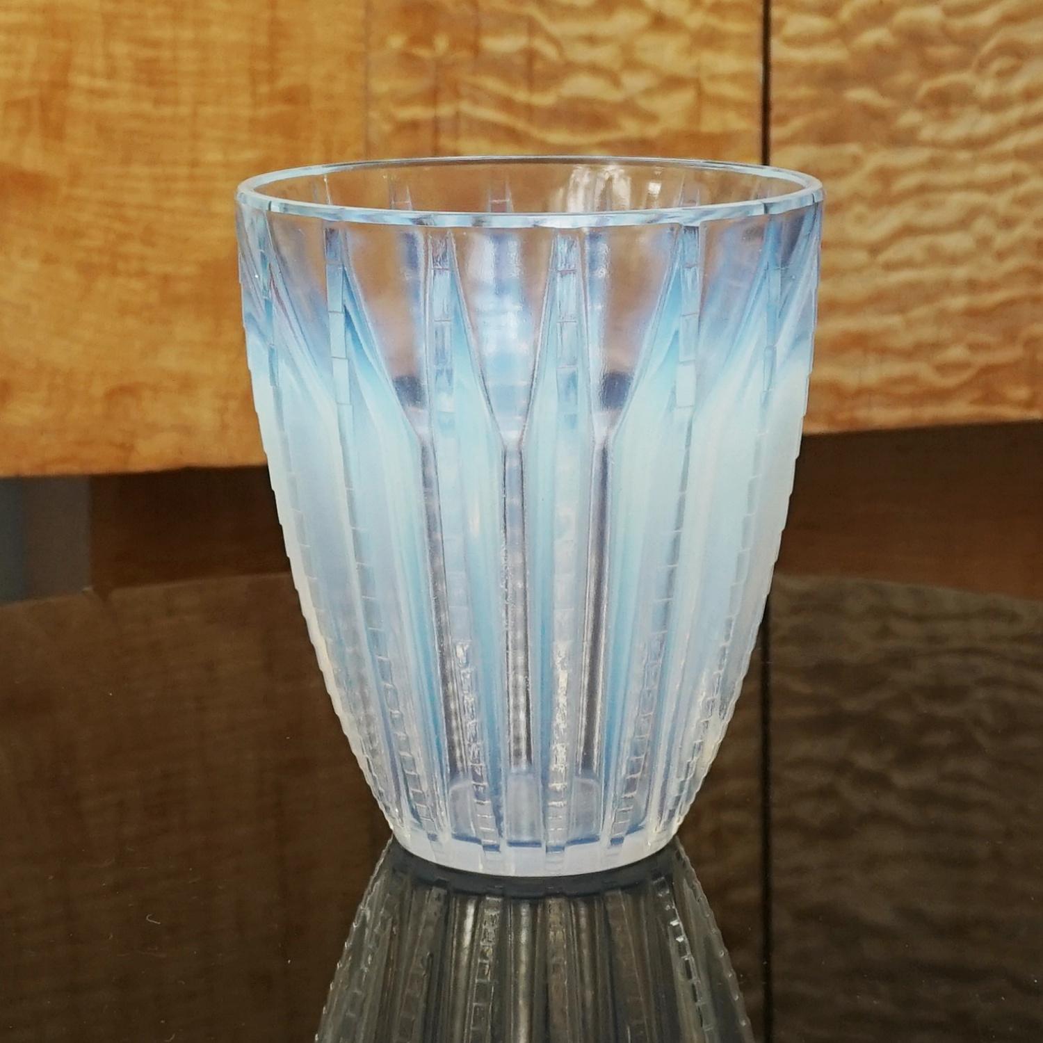 Chamonix eine Art Deco Vase aus opalisierendem Glas von René Lalique im Angebot 3