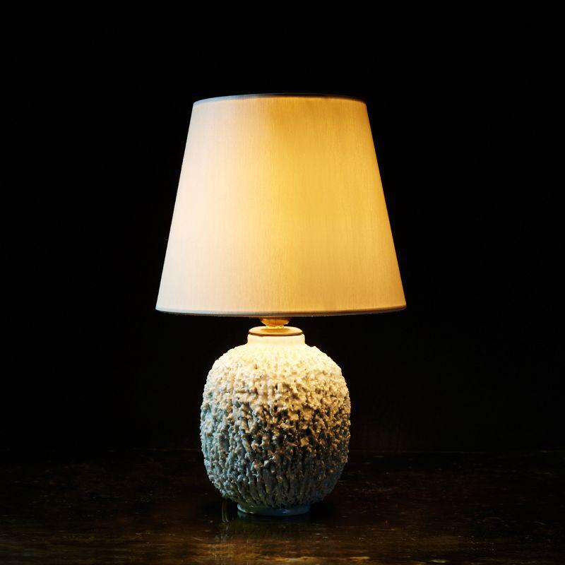 Chamotte table lamp in ceramic by Gunnar Nylund

Chamottered stoneware from Rörstrand.

Additional information:
Material: Ceramic
Artist: Gunnar Nylund
Size: 37 H cm
Diameter: 22 cm.