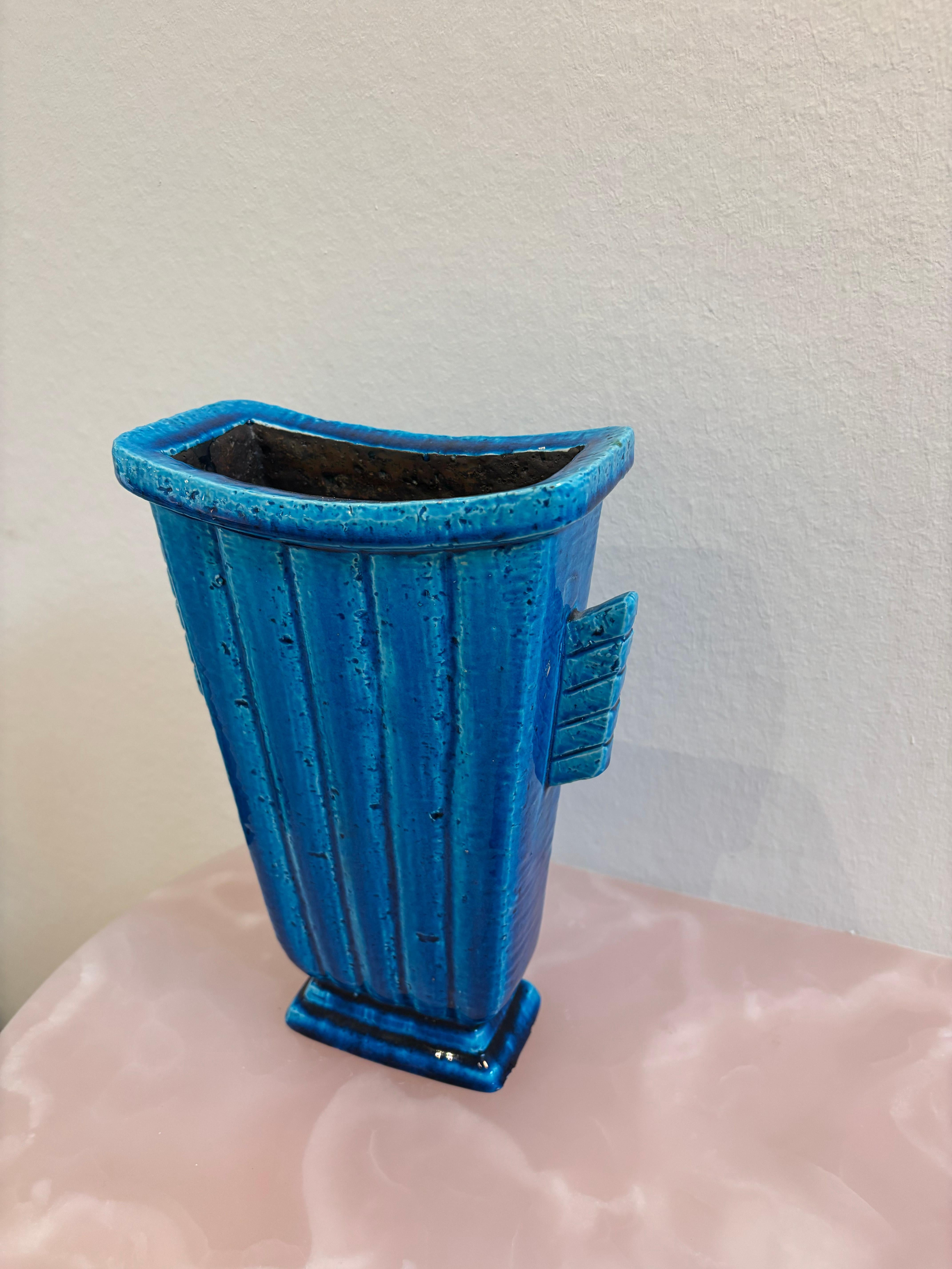 Schöne Vase aus blau glasierter Schamotte-Keramik, hergestellt für Rörstrand, die Vasen wurden in den 1930er bis 1960er Jahren hergestellt - schönes Stück und in sehr gutem Vintage-Zustand