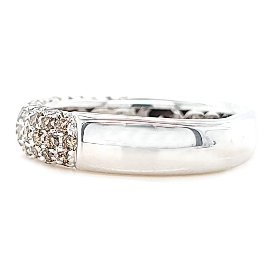 Anello con pavé di diamanti champagne e cioccolato in oro bianco In condizioni buone in vendita a Coral Gables, FL