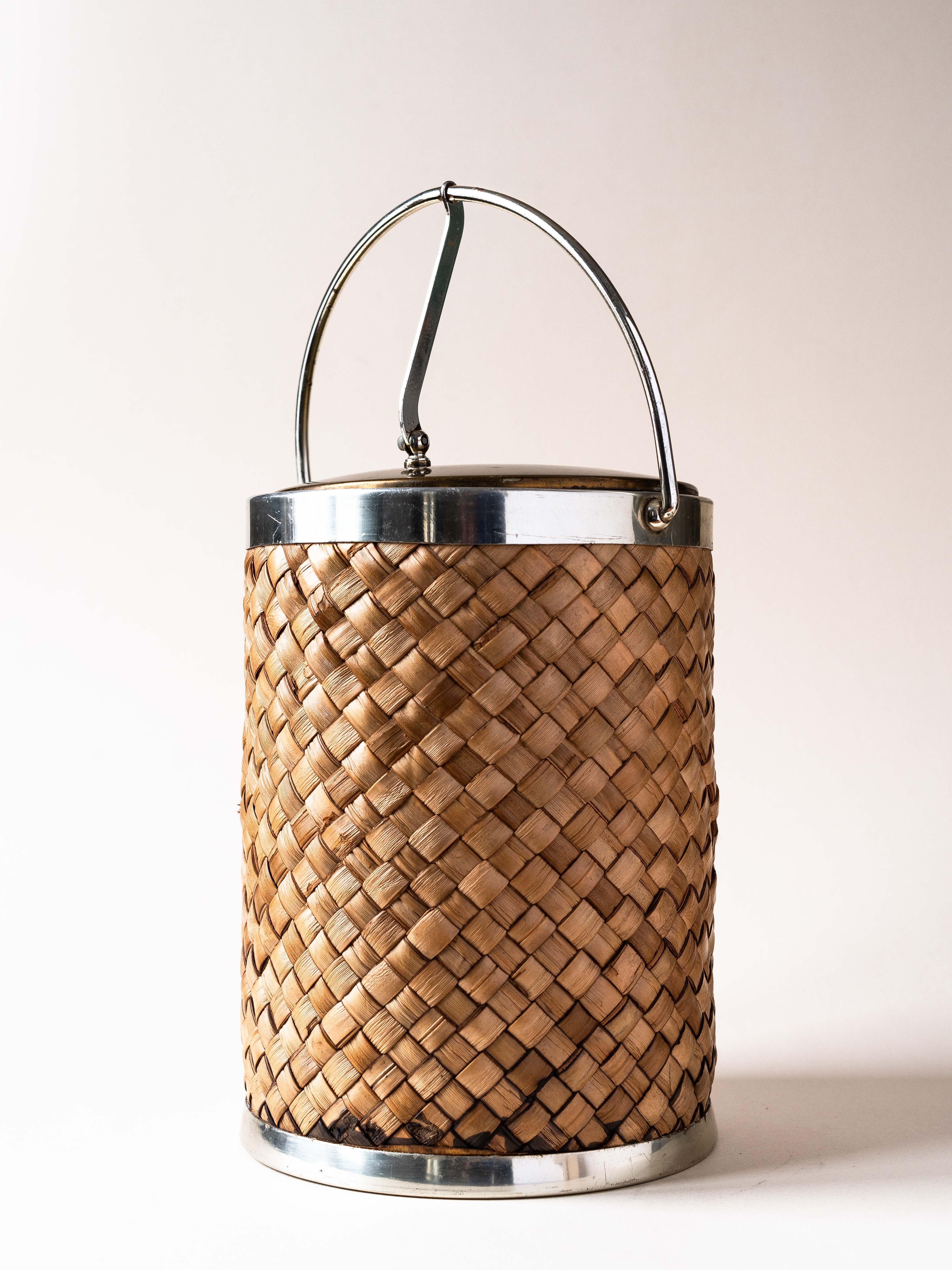 Champagne and Ice Bucket from the 1970s.

Made with braided raffia and gold metal. The inside is made of white plastic.

Manufacturer is Kraftware Company NY City. 

Beautiful patina especially on the metal parts which now turn silver.

Traces of