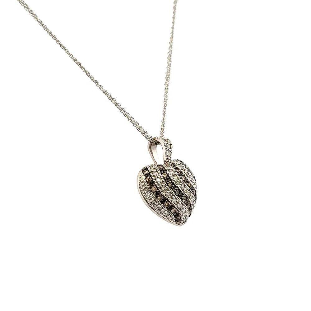 Semplicemente bello! Collana con ciondolo a cuore in oro con diamanti bianchi e champagne, finemente dettagliata. Incastonato a mano con diamanti bianchi e champagne, per un peso di circa 0,75tcw. Dimensioni del ciondolo: 0,90