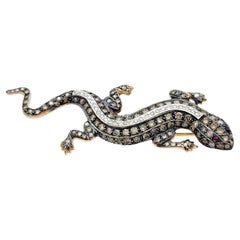 Broche de lagarto de champán y diamantes blancos con ojos de rubí en oro amarillo de 18 quilates