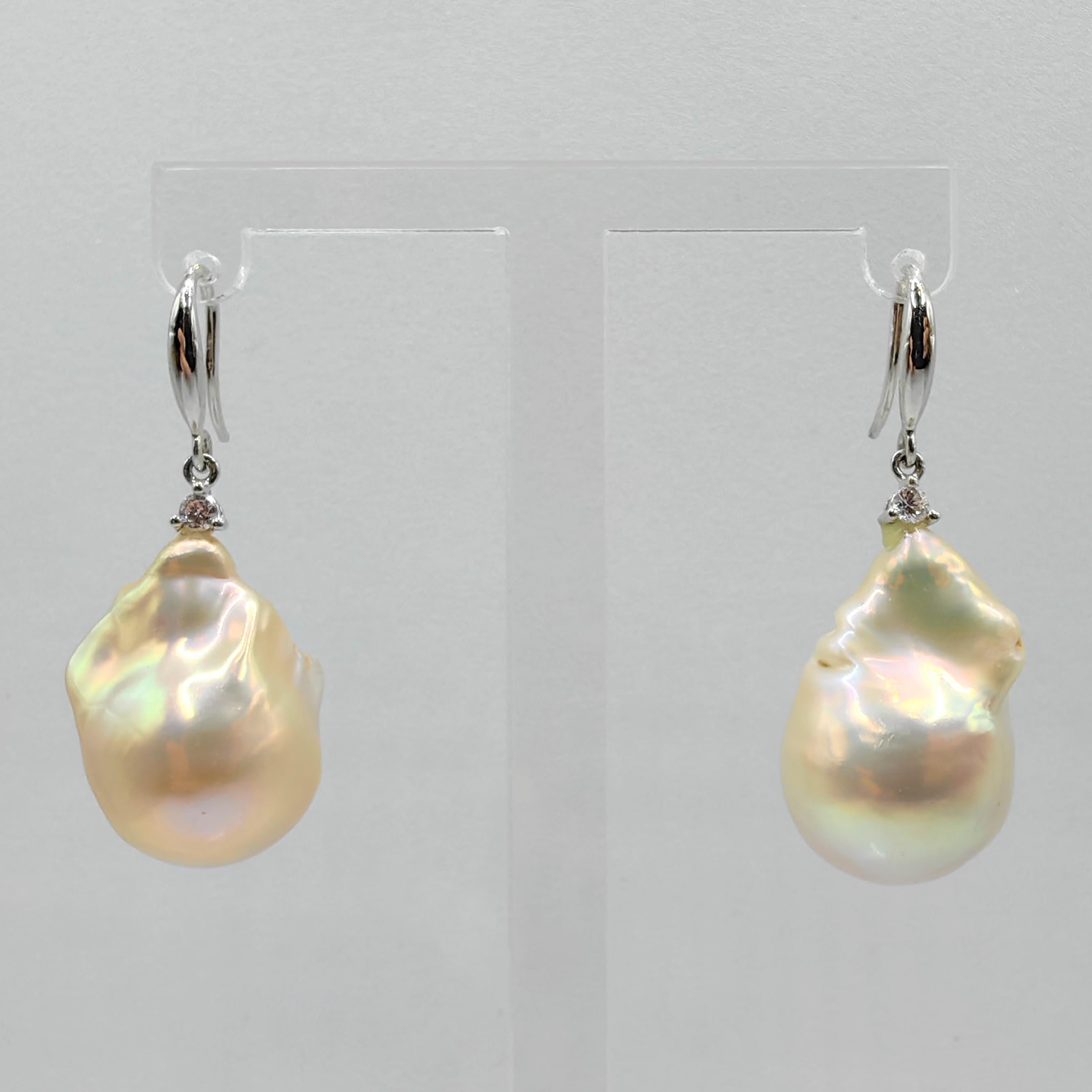 Lasciati conquistare dall'incantevole eleganza dei nostri orecchini pendenti con perle barocche e diamanti in oro bianco 18 carati. Questi squisiti orecchini sono caratterizzati da due incantevoli perle barocche d'acqua dolce di colore champagne,