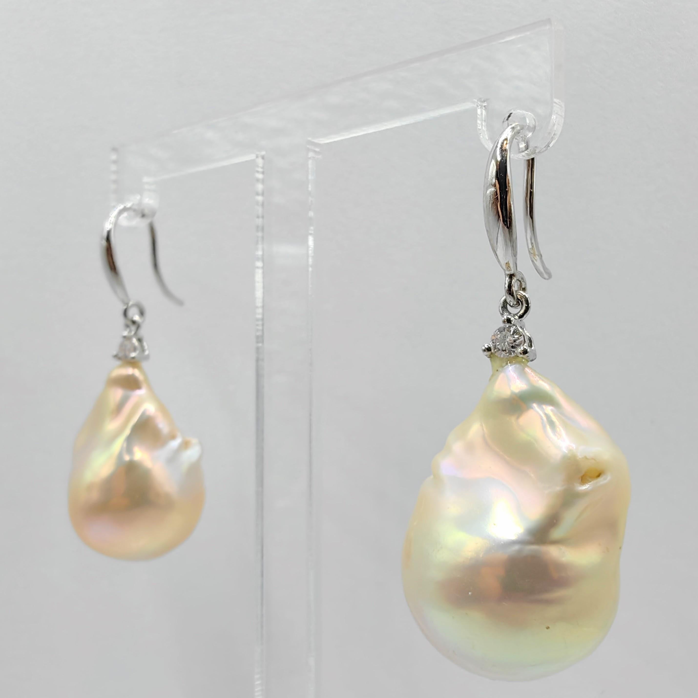 Contemporaneo Orecchini pendenti con diamanti e perle barocche in oro bianco 18 carati in vendita