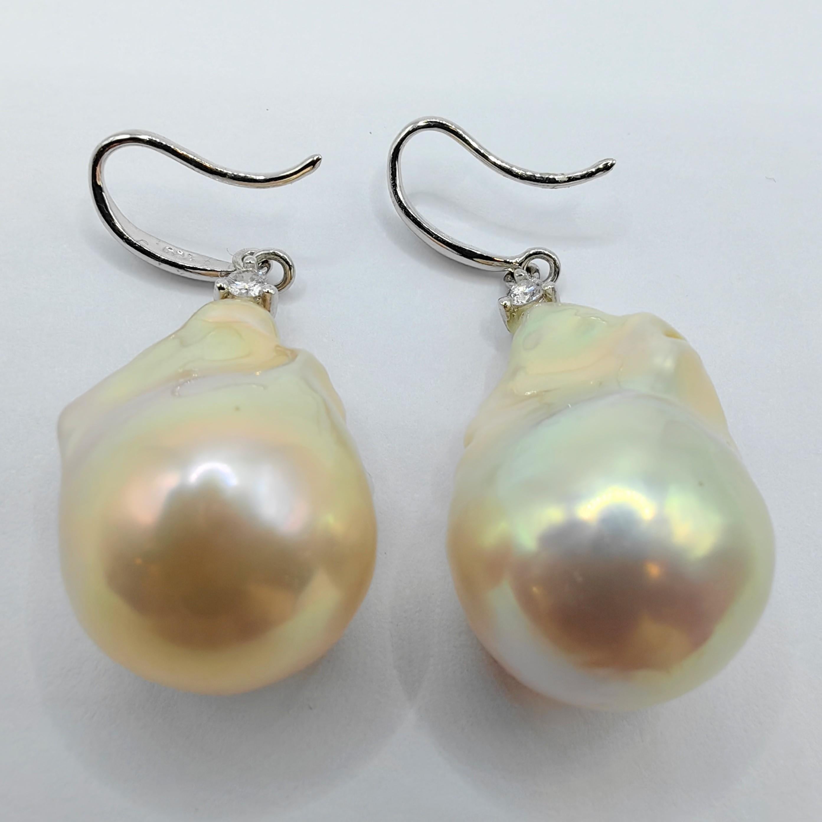 Donna Orecchini pendenti con diamanti e perle barocche in oro bianco 18 carati in vendita