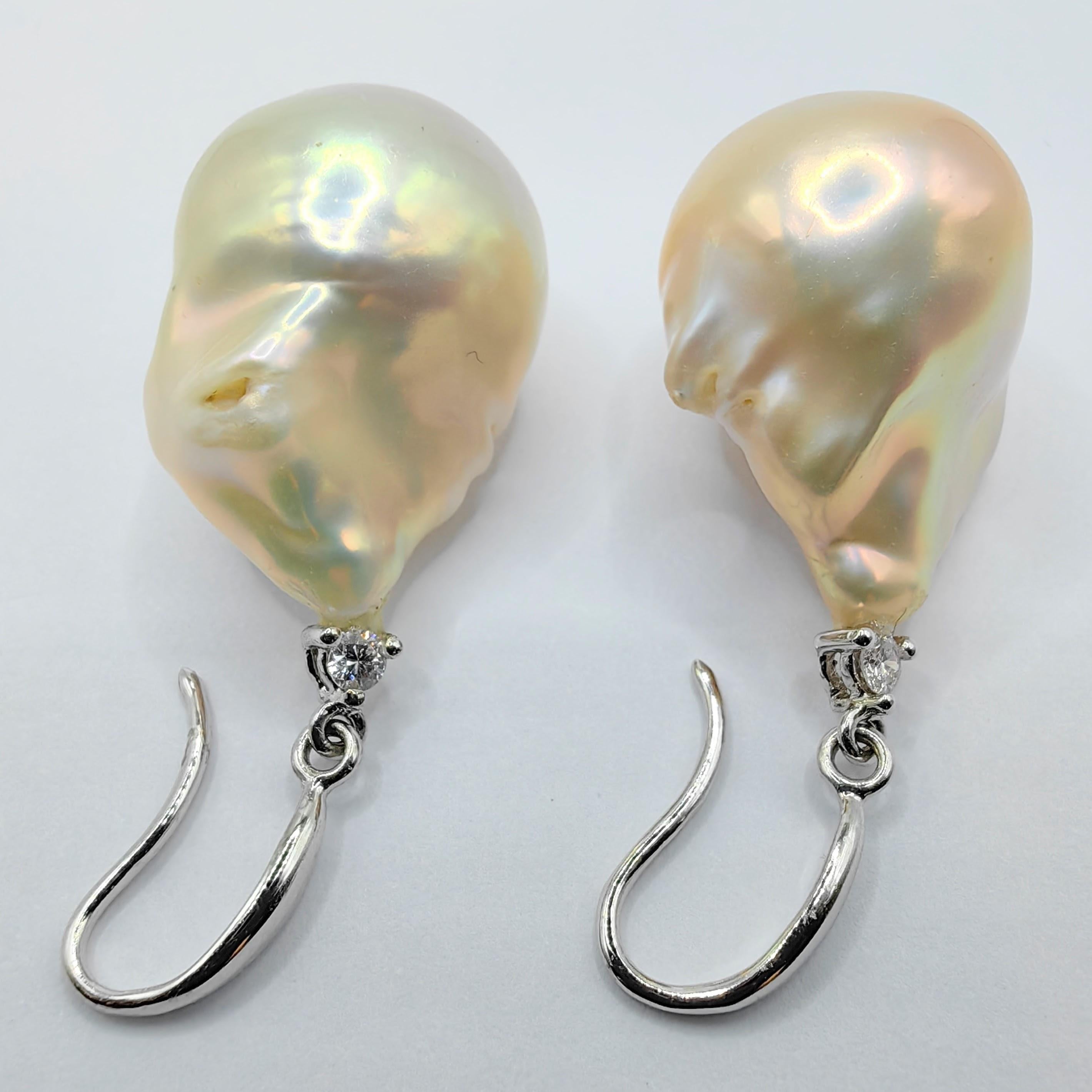 Orecchini pendenti con diamanti e perle barocche in oro bianco 18 carati in vendita 1