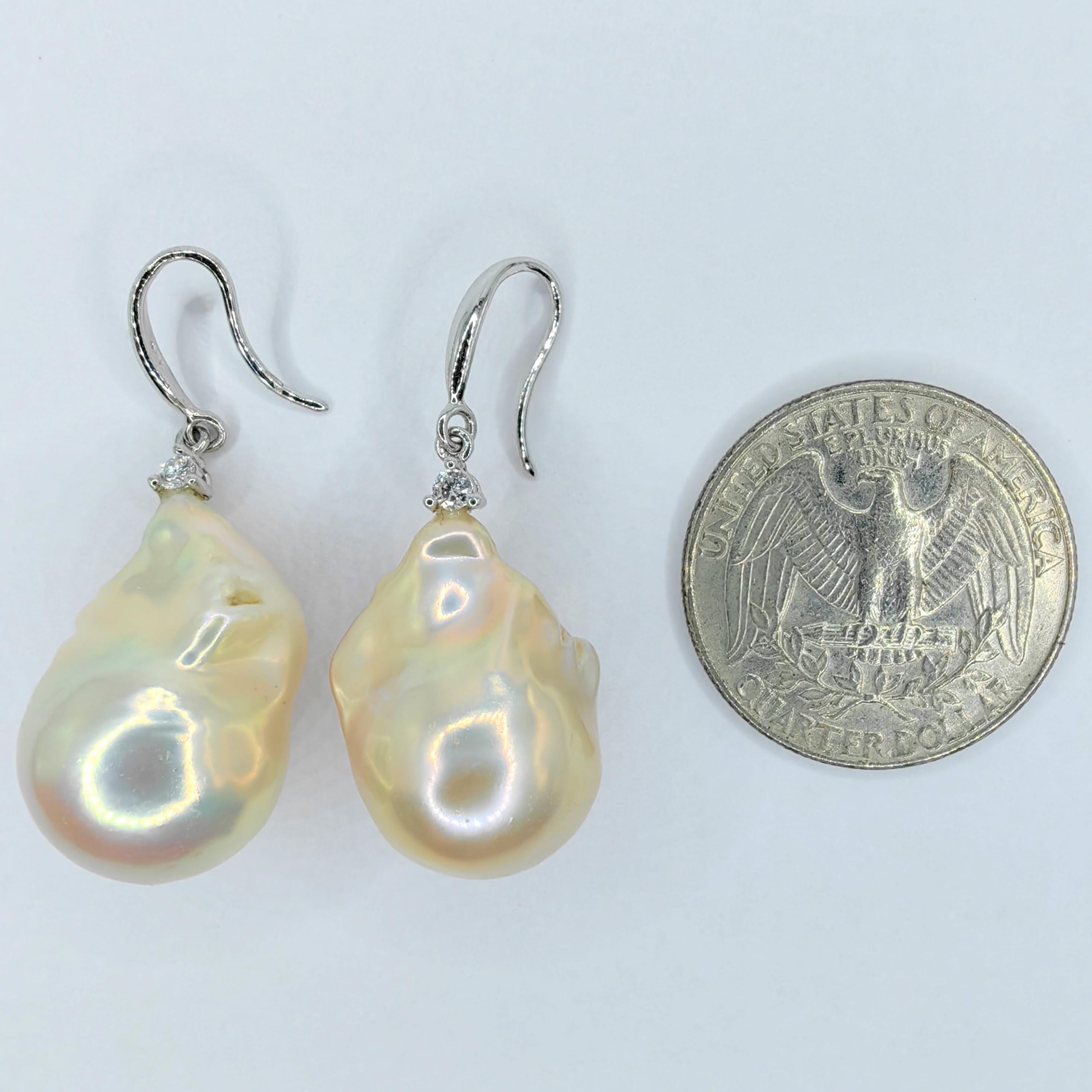 Orecchini pendenti con diamanti e perle barocche in oro bianco 18 carati in vendita 3