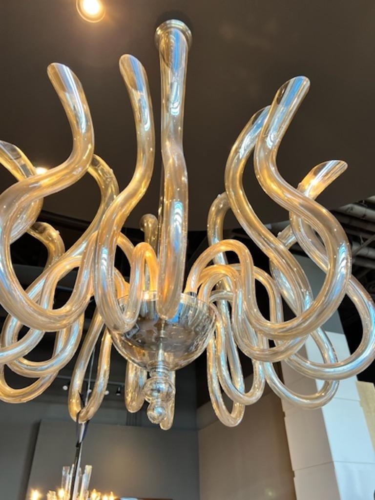 Magnifique lustre à deux niveaux en verre soufflé avec seize bras et maille de chaîne chromée