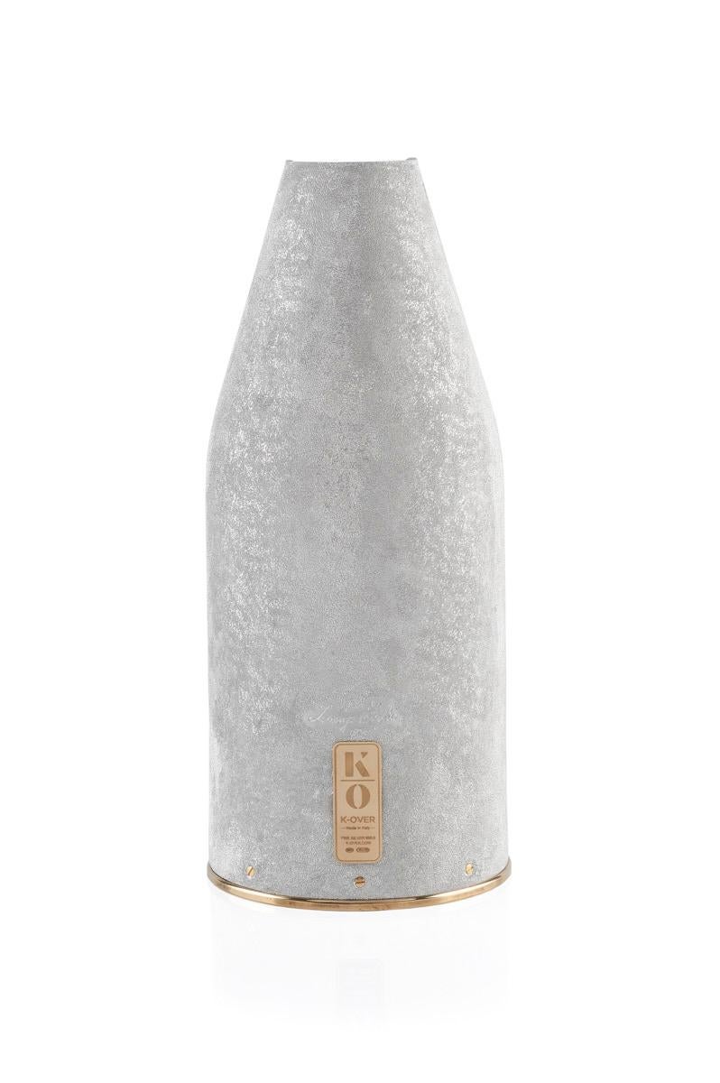 
This pure silver 999/°° K-OVER draws inspiration from love. The Heart and roses are
emblems of real true love. At the heart of the design lies an empty space, perfect for
personalization. This area can be customized with important dates, names, or