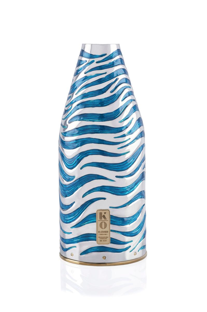 This champagne bottle cover is the stunning new piece from the Nature Collection.
The K-OVER was crafted by Florentine artist Stefano Vigni, who sought to recreate
the vibrant beauty of sea waves. This masterpiece combines the art of chiseling