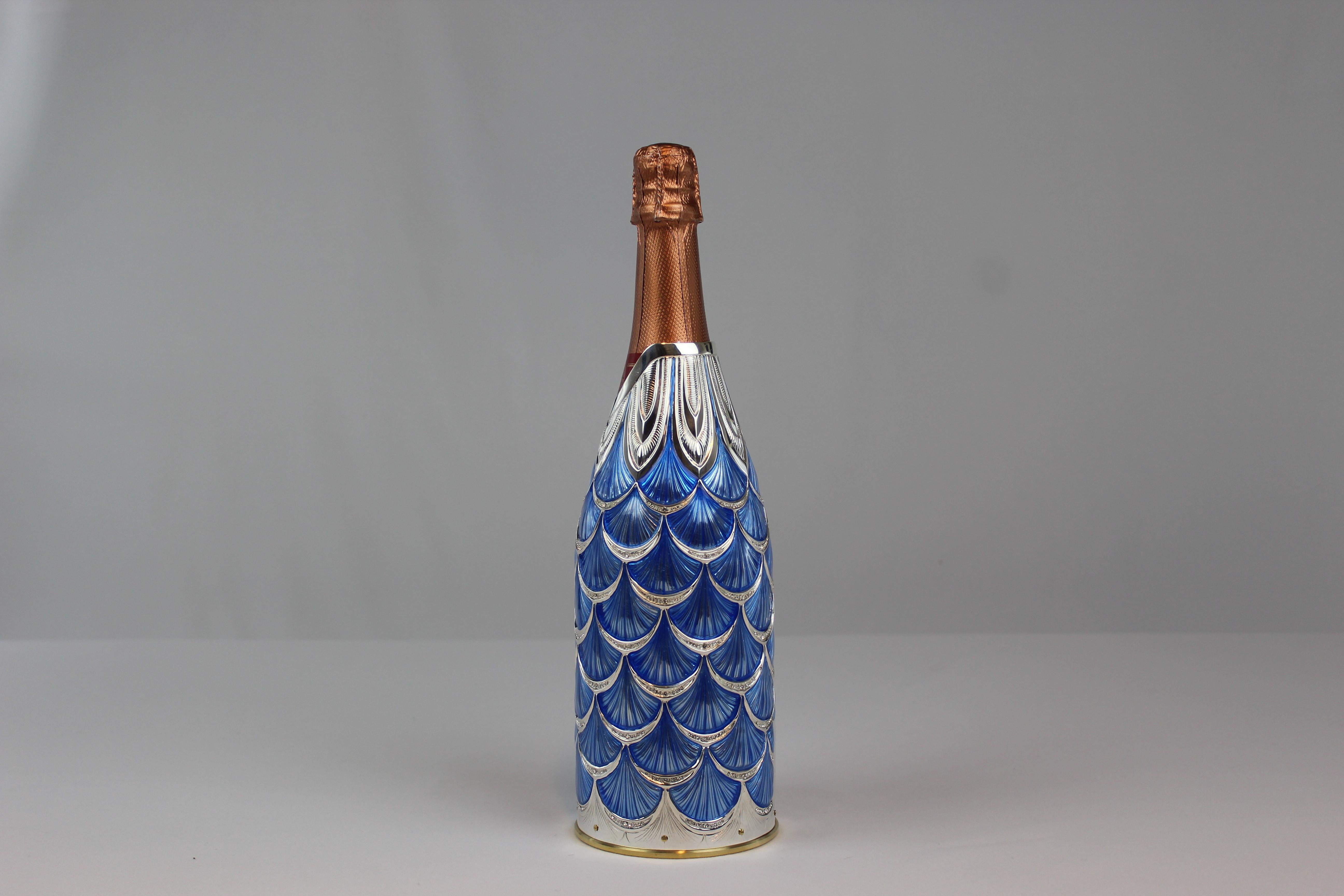 This champagne cover, along with the Emerald and Ruby editions, is a jewel designed to enrich your table.

The artist transformed our pure silver 999/°° K-OVER into a precious treasure chest to safeguard your bottle of champagne. Inspired by the