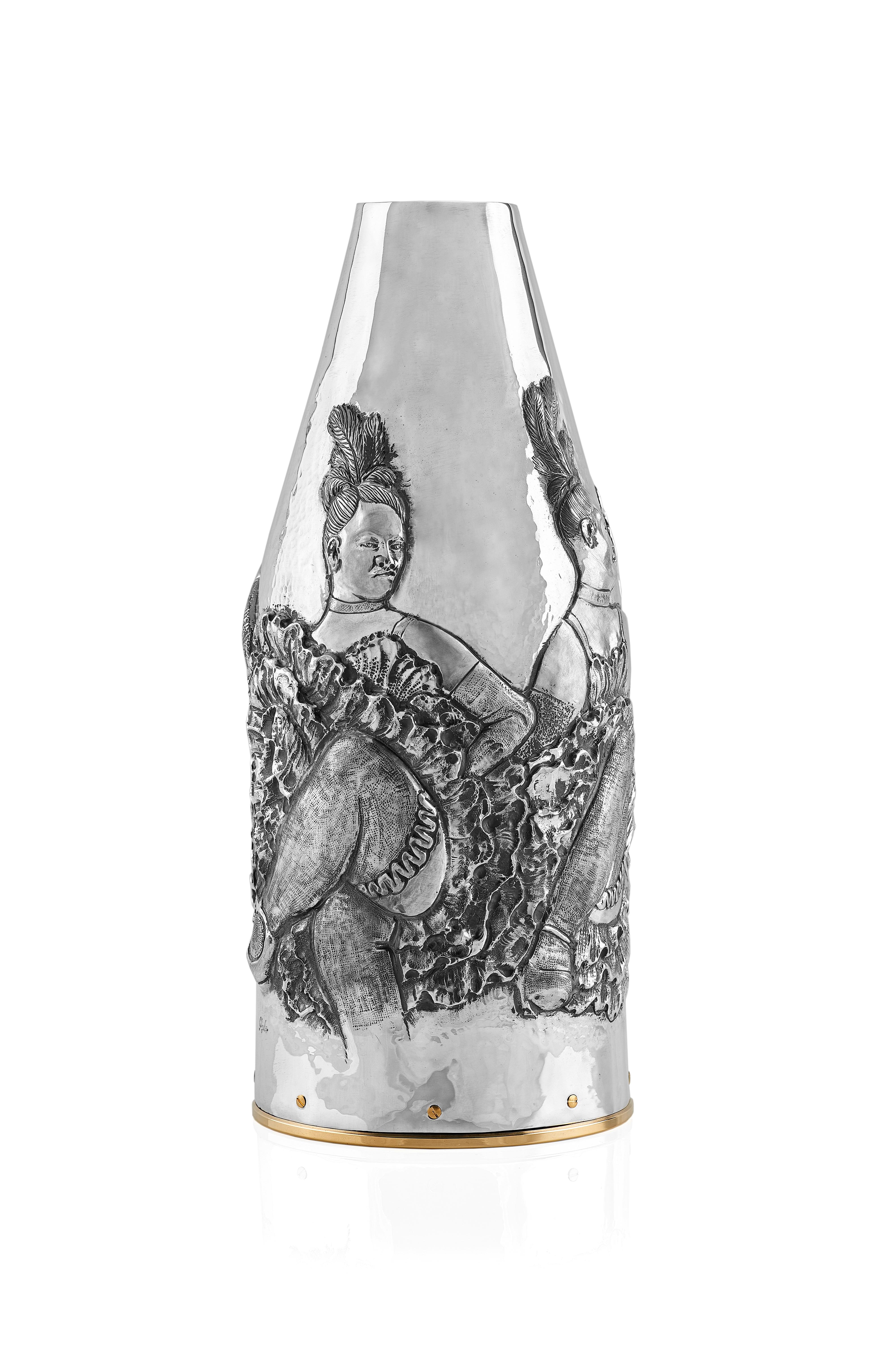 For the first time, two of our expert goldsmiths, Giuliano Foglia and Andrea Pignataro, collaborated to create this exceptional champagne bottle K-OVER, a masterful blend of classical elegance and contemporary flair. This piece draws inspiration