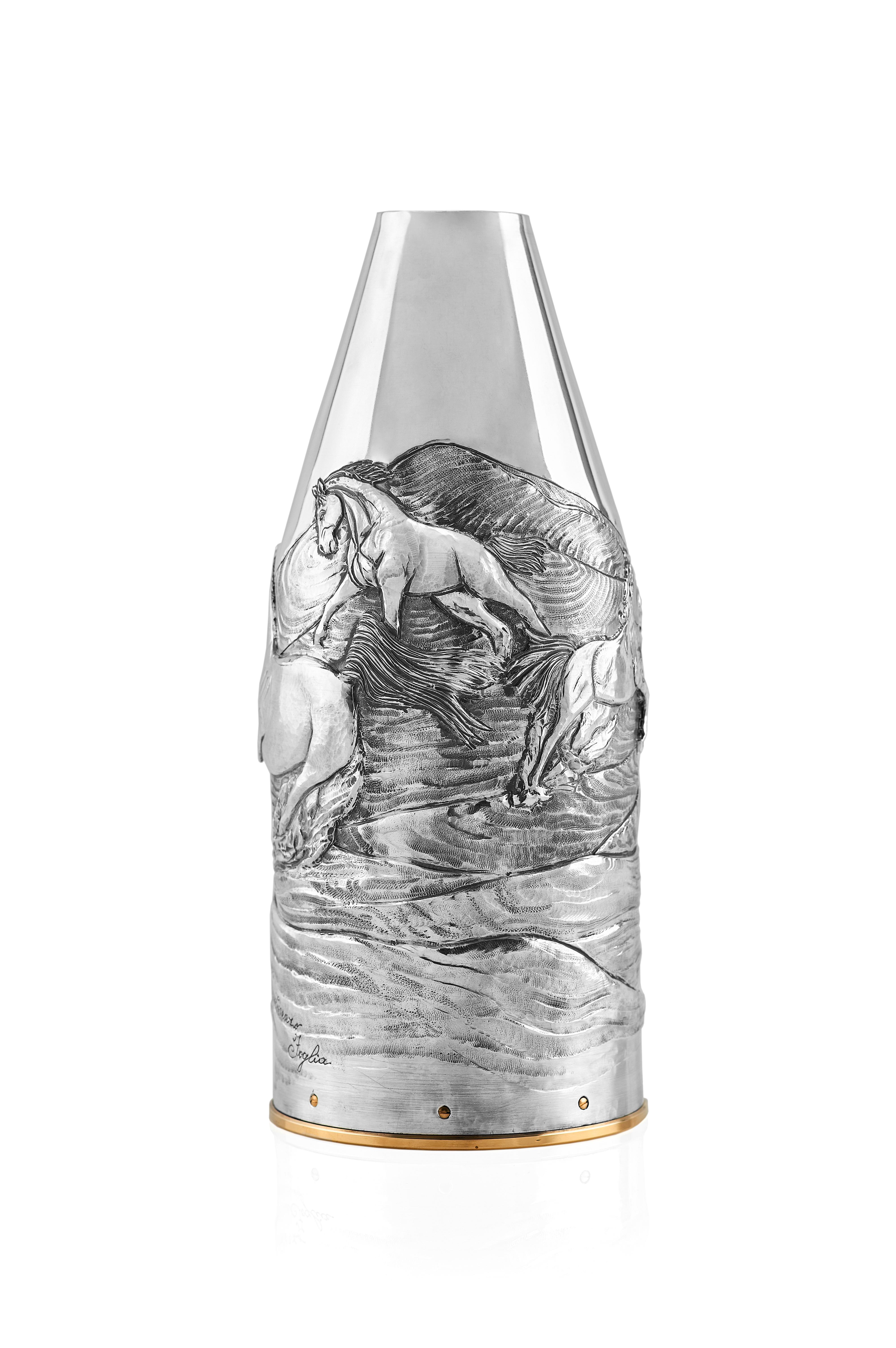This champagne bottle cover is a distinguished piece from our Nature Collection, showcasing a captivating scene of horses galloping proud and free. Crafted from pure 999/°° silver, this K-OVER beautifully captures the dynamic and spirited essence of