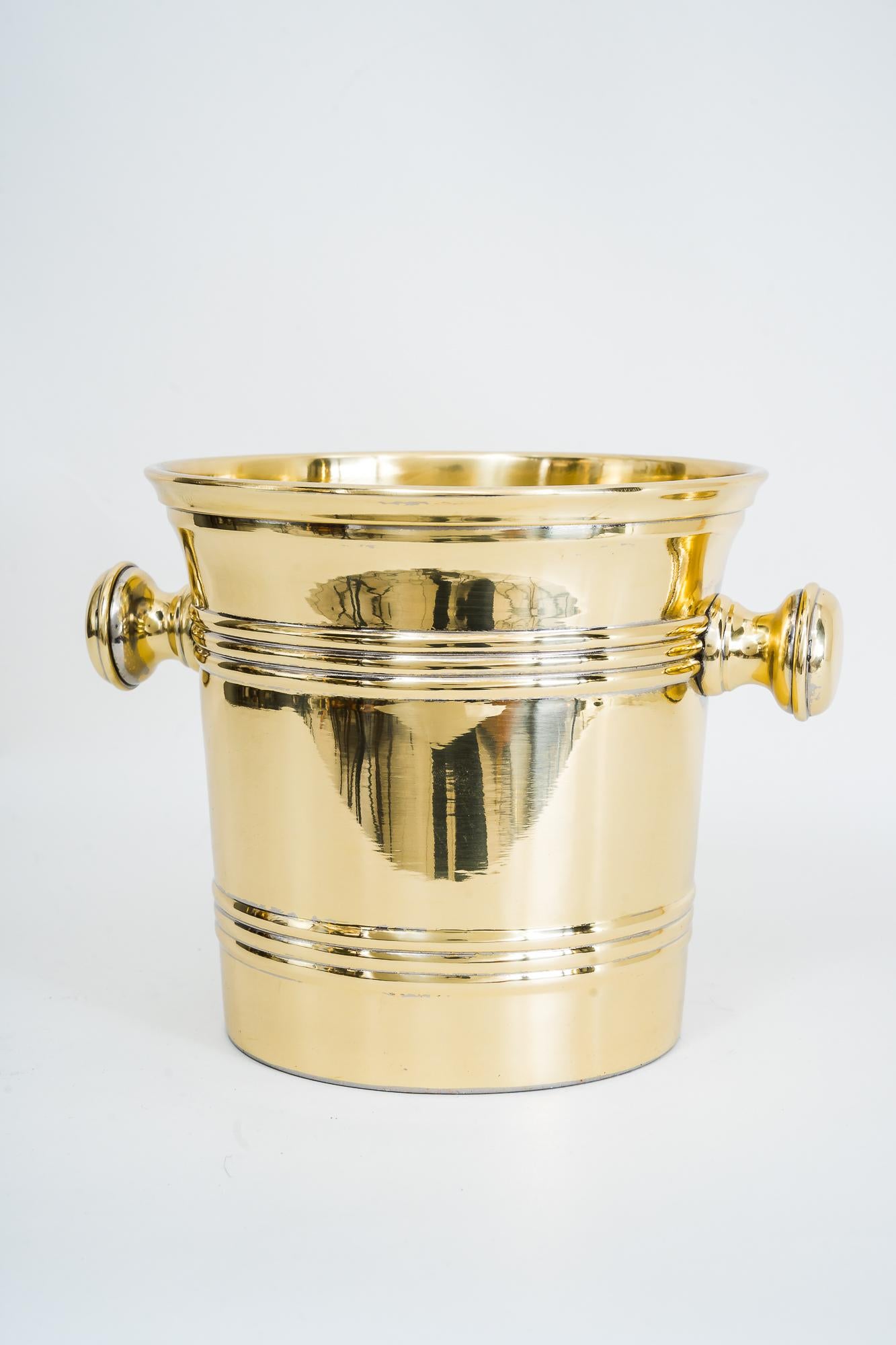 Champagne bucket around 1920s
Polished and stove enamelled
The bottle is only for the photoshooting ( not included ).