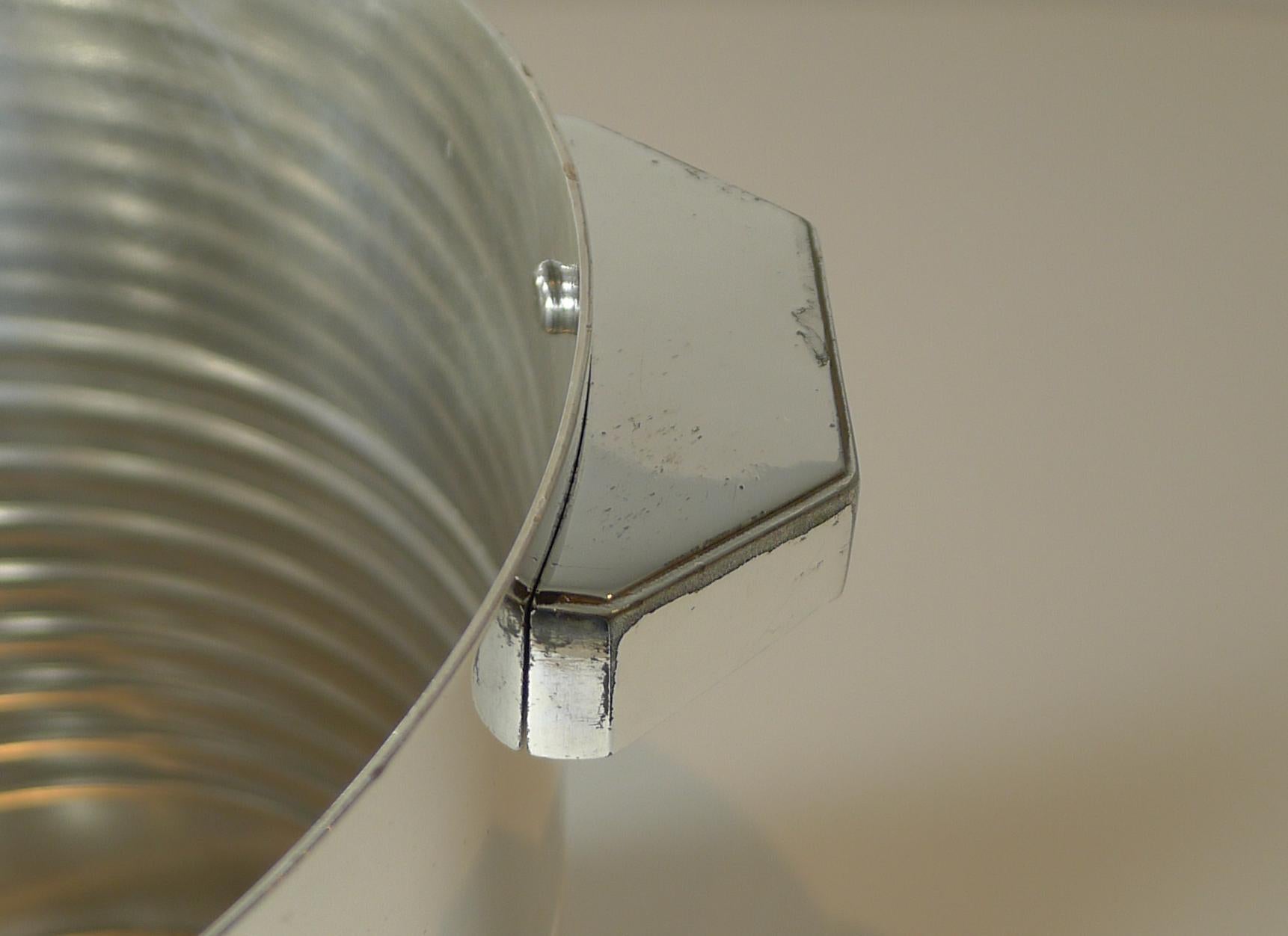 Un élégant seau à champagne / rafraîchisseur à vin Art Déco en argent plaqué fabriqué par le célèbre orfèvre parisien, Christofle, signé sur le dessous avec la petite marque d'échecs flanquée des lettres O et C pour Orfèvrerie Christofle.

Créé