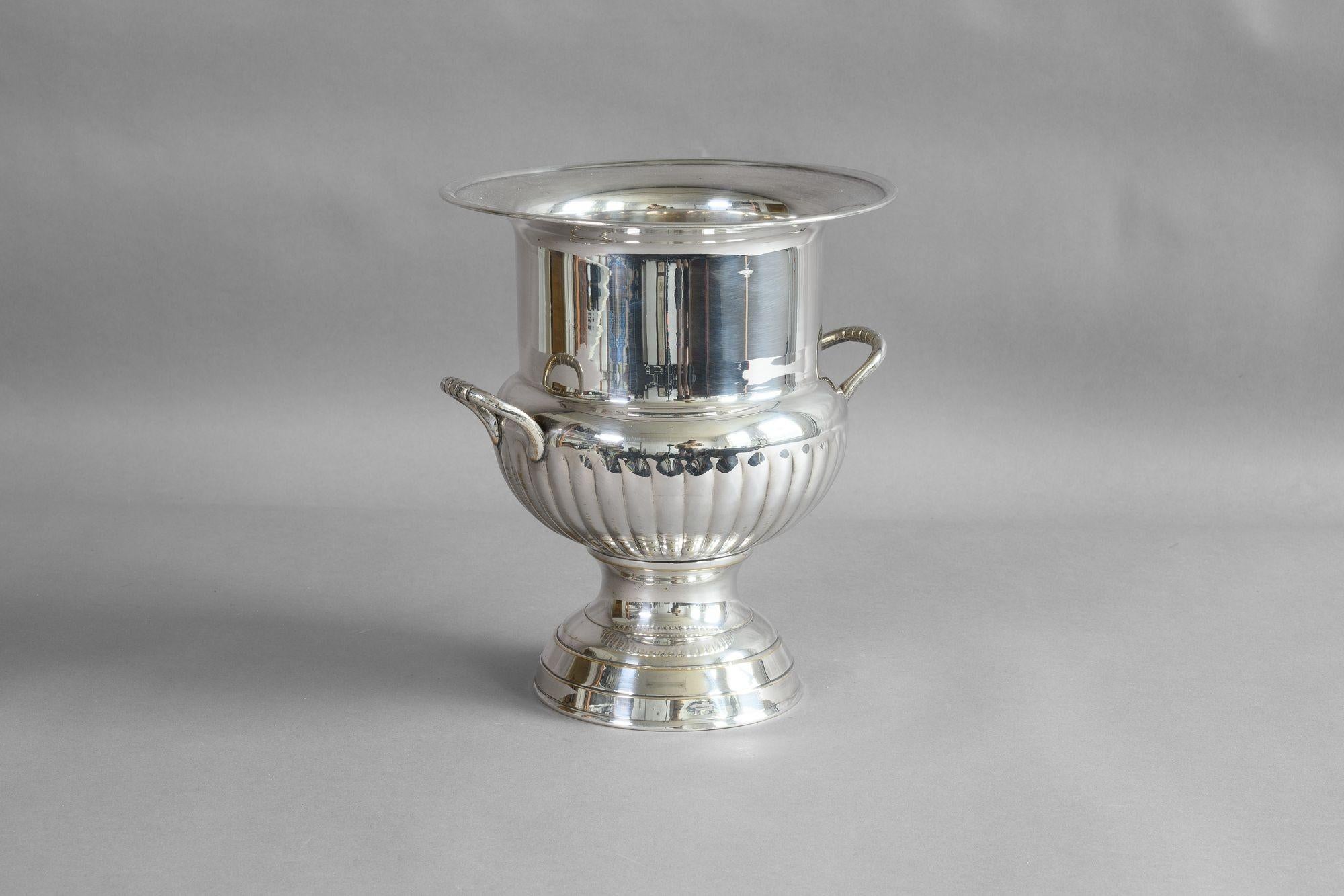 Two handled silver plated urn shaped ice bucket.

France circa 1950.

H 25cm x W 24cm x D 22cm