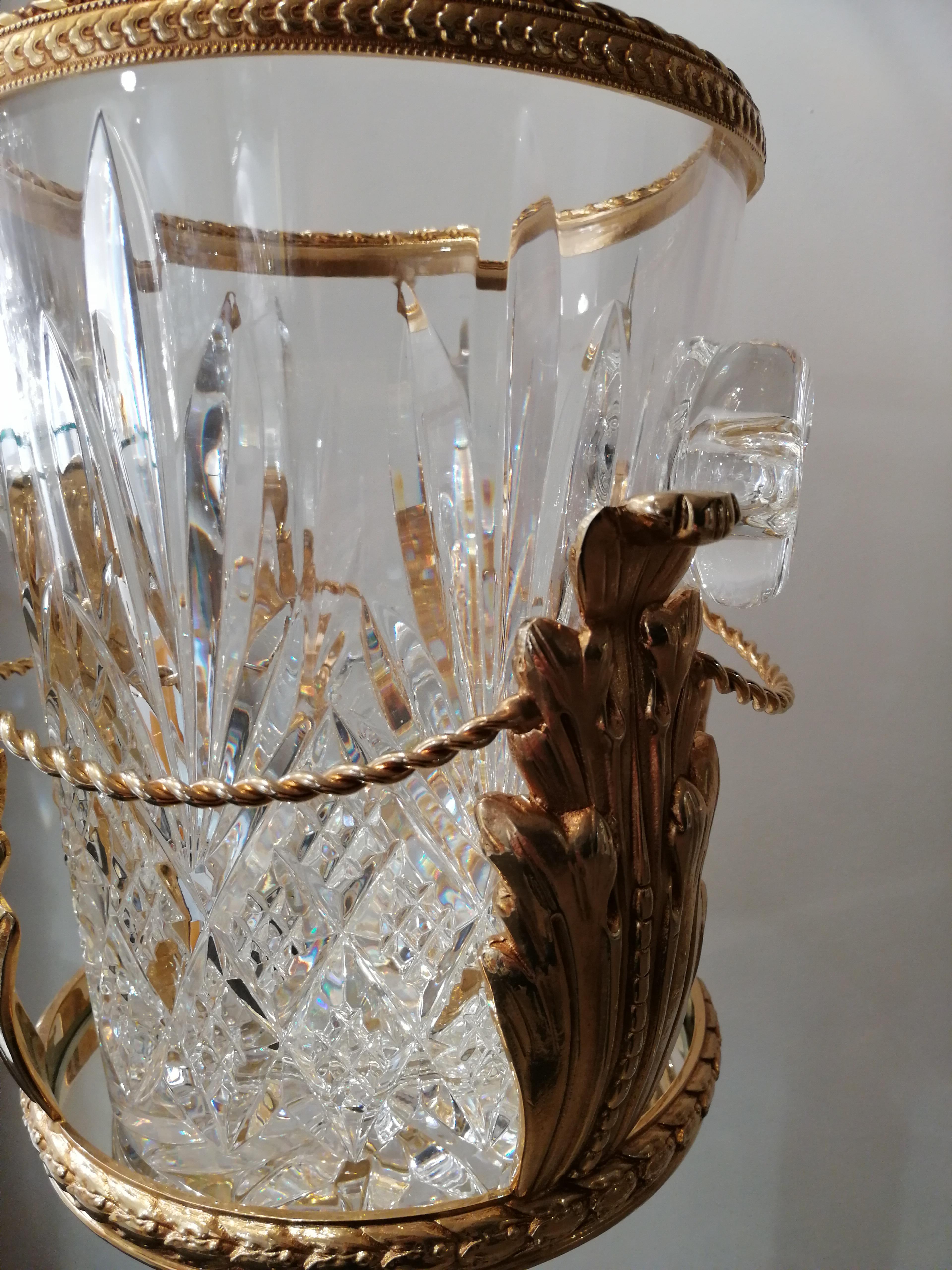 Champagne bucket in cristal and bronze 22-carats, oriental design

Crystal bucket handcut

Bronze support covered with 22-carat gold

Cut and assembled by hand in our factory.

______________________________

Our items are manufactures in