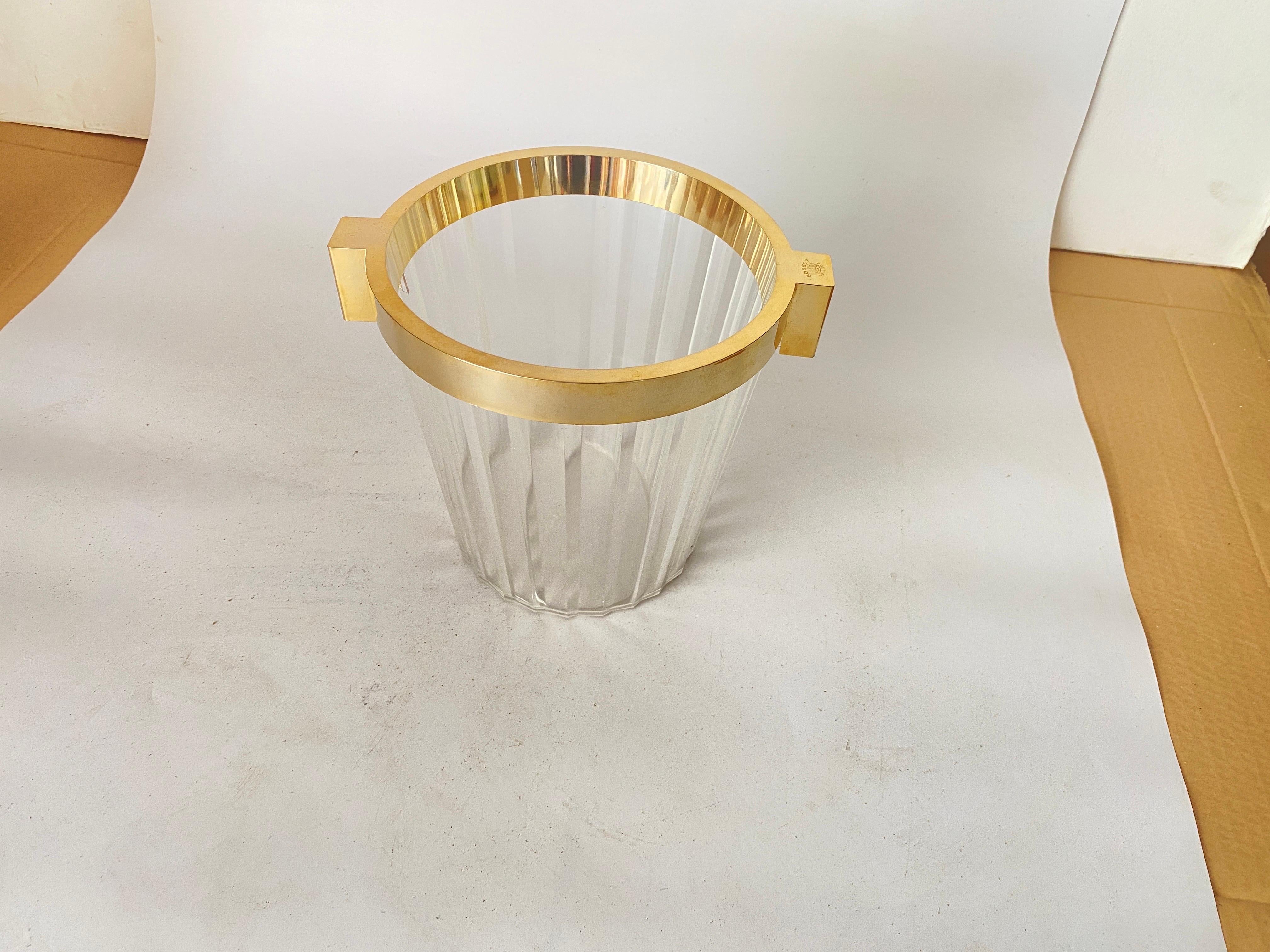 Seau à champagne en plastique et laiton couleur transparente France 20e siècle Bon état - En vente à Auribeau sur Siagne, FR