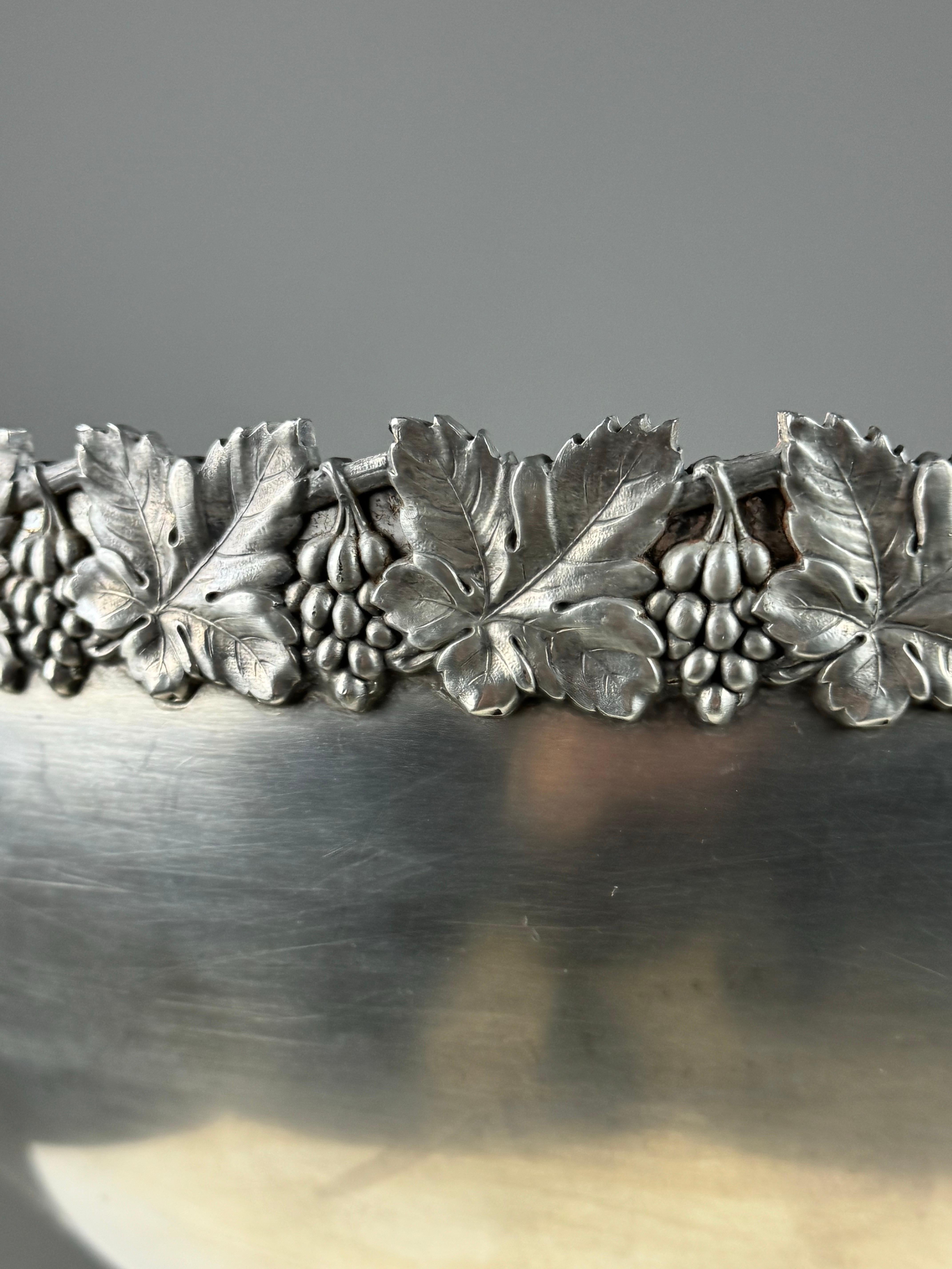 Old Wine Cooler / Champagne Bucket / Bowl. Made for Moët & Chandon. Not marked, this edition was used in expensive restaurants that did not want logos visible.

Beautiful edge decorated with bunches of grapes

Dimensions: 40ø x 28h