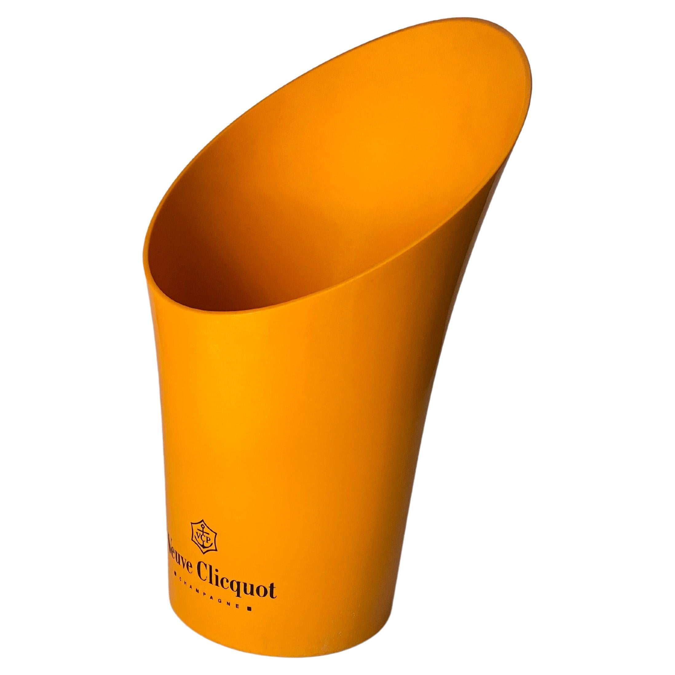 Seau à champagne Veuve Cliquot en plastique de couleur orange, France, 20ème siècle