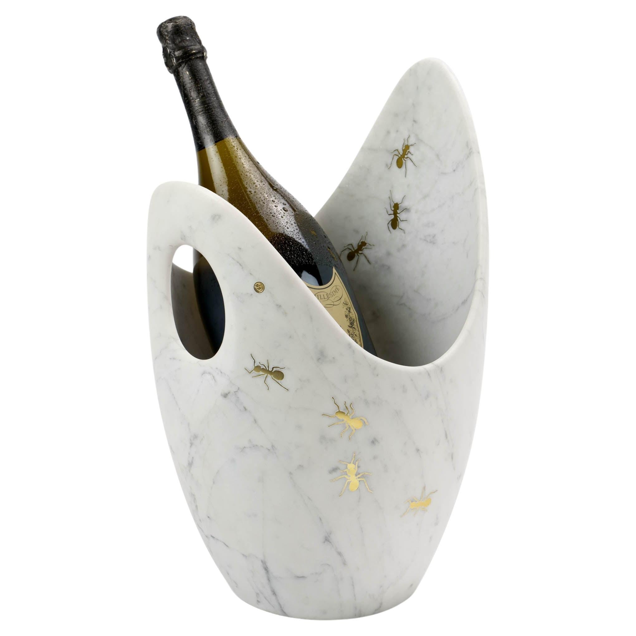 Seau à champagne et seau à vin sculpté en marbre blanc de Carrare incrusté de laiton