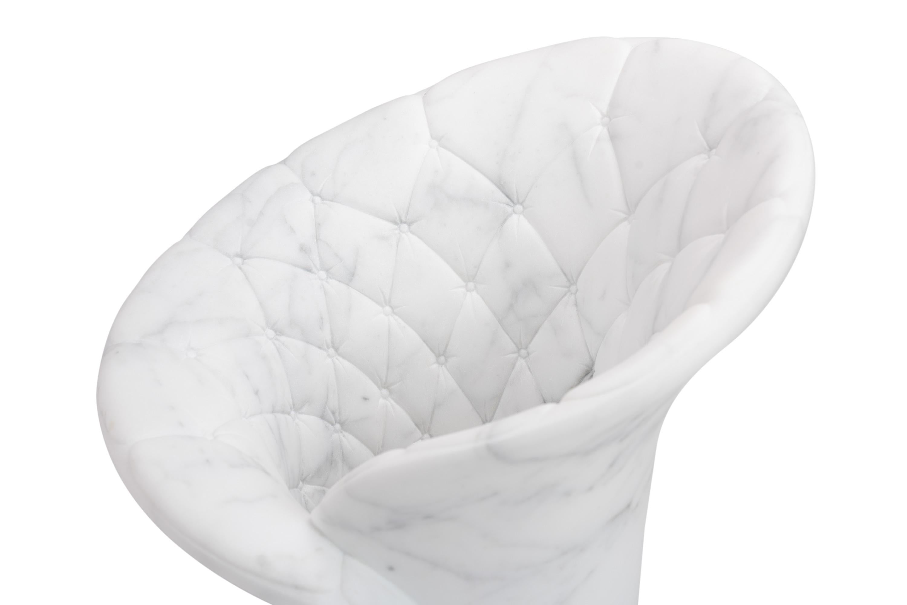 Dieser Champagnerkübel ist aus einem einzigen Block kostbaren Statuario-Marmors aus den Steinbrüchen der Toskana handgeschnitzt. Der Kunde wird an der Auswahl des Blocks beteiligt. Die Oberfläche des Marmors erzeugt die optische Illusion einer