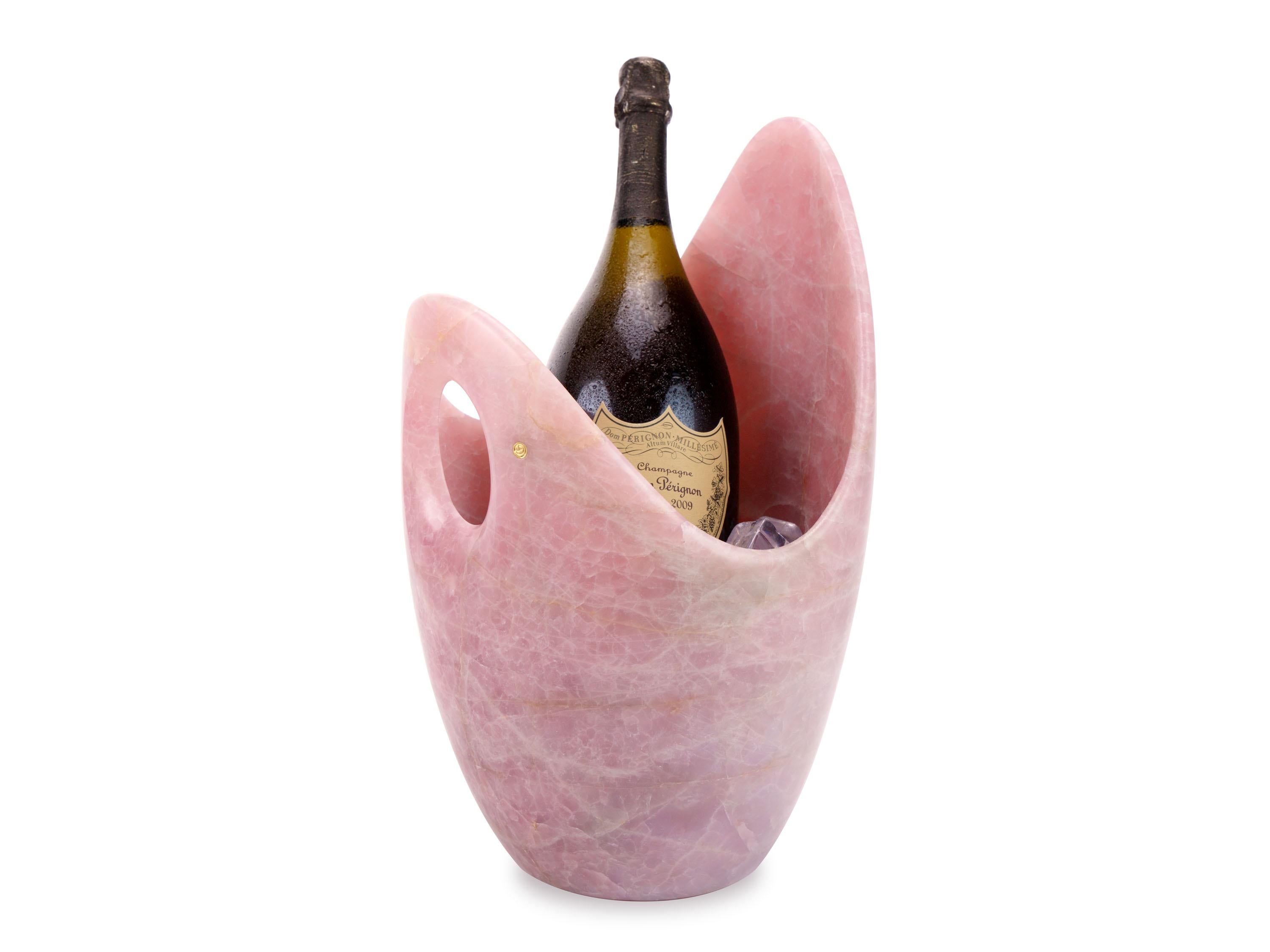 Lussuoso e grande secchiello da champagne scolpito a mano da un blocco massiccio di quarzo rosa. Finitura lucida.

Dimensioni del secchiello per champagne: D. A. 26 x D.  H. H. 41 cm. Disponibile in diversi tipi di quarzite, onice e marmi.