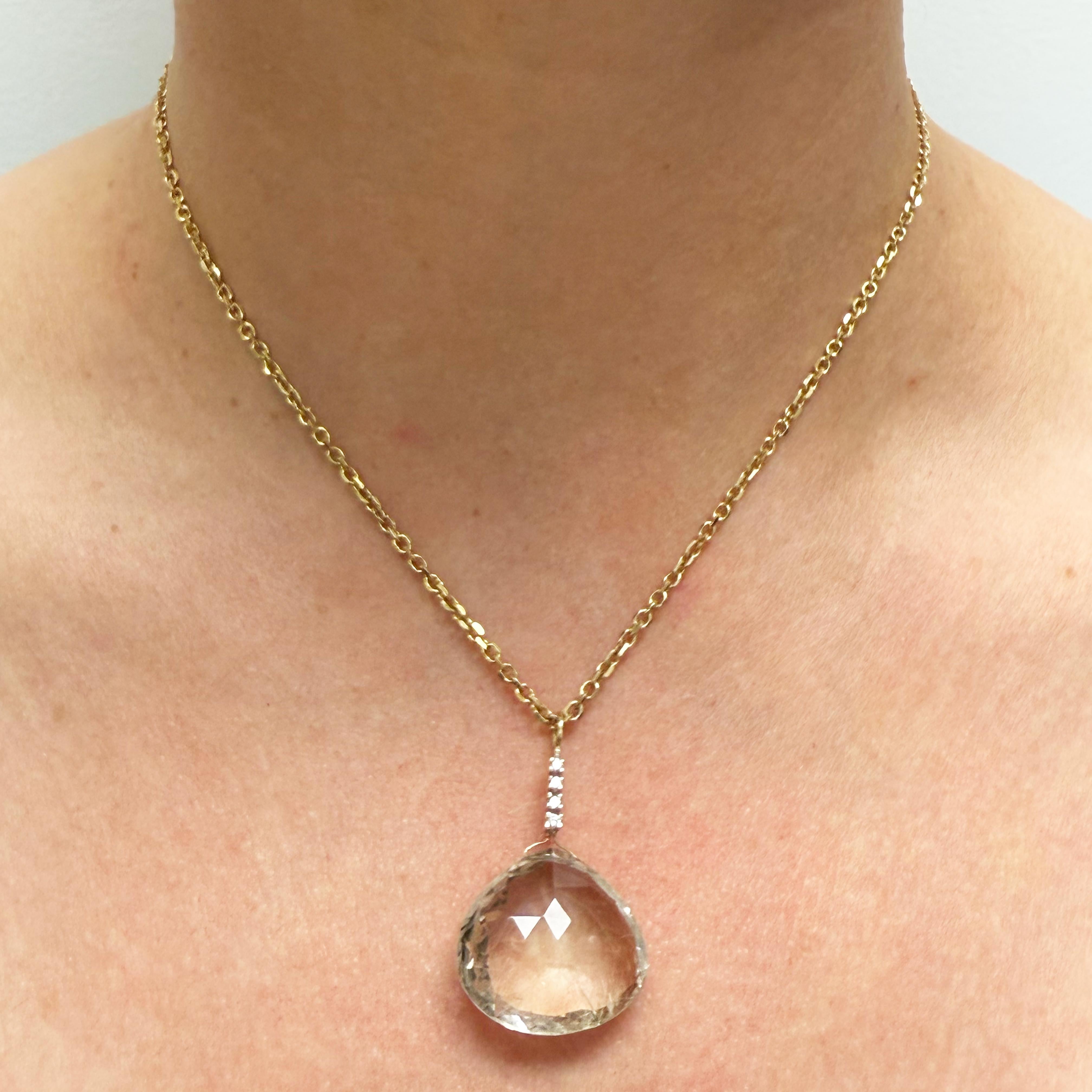 Descrizione
Un citrino champagne semplicemente squisito, ornato di diamanti, ondeggia delicatamente da una catena in oro giallo 14k con diamanti.  Raffinata e senza sforzo, abbastanza appariscente da farsi notare, ma abbastanza delicata da essere