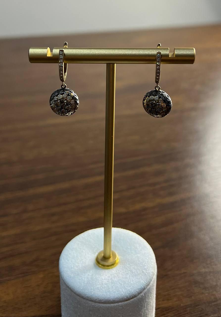 Orecchini pendenti in oro 14K con pavé di diamanti Champagne Cognac in vendita 5