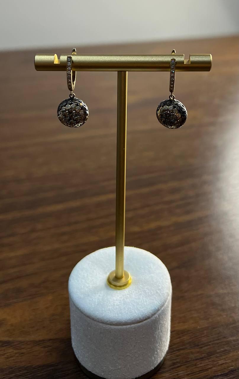 Scopri il fascino raffinato di questi squisiti orecchini, testimonianza dell'artigianato contemporaneo.

Dal design sofisticato, gli orecchini presentano una coppia di pendenti sferici incrostati di diamanti scintillanti, che creano un accattivante