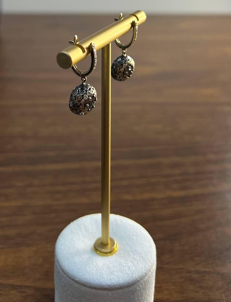 Contemporaneo Orecchini pendenti in oro 14K con pavé di diamanti Champagne Cognac in vendita