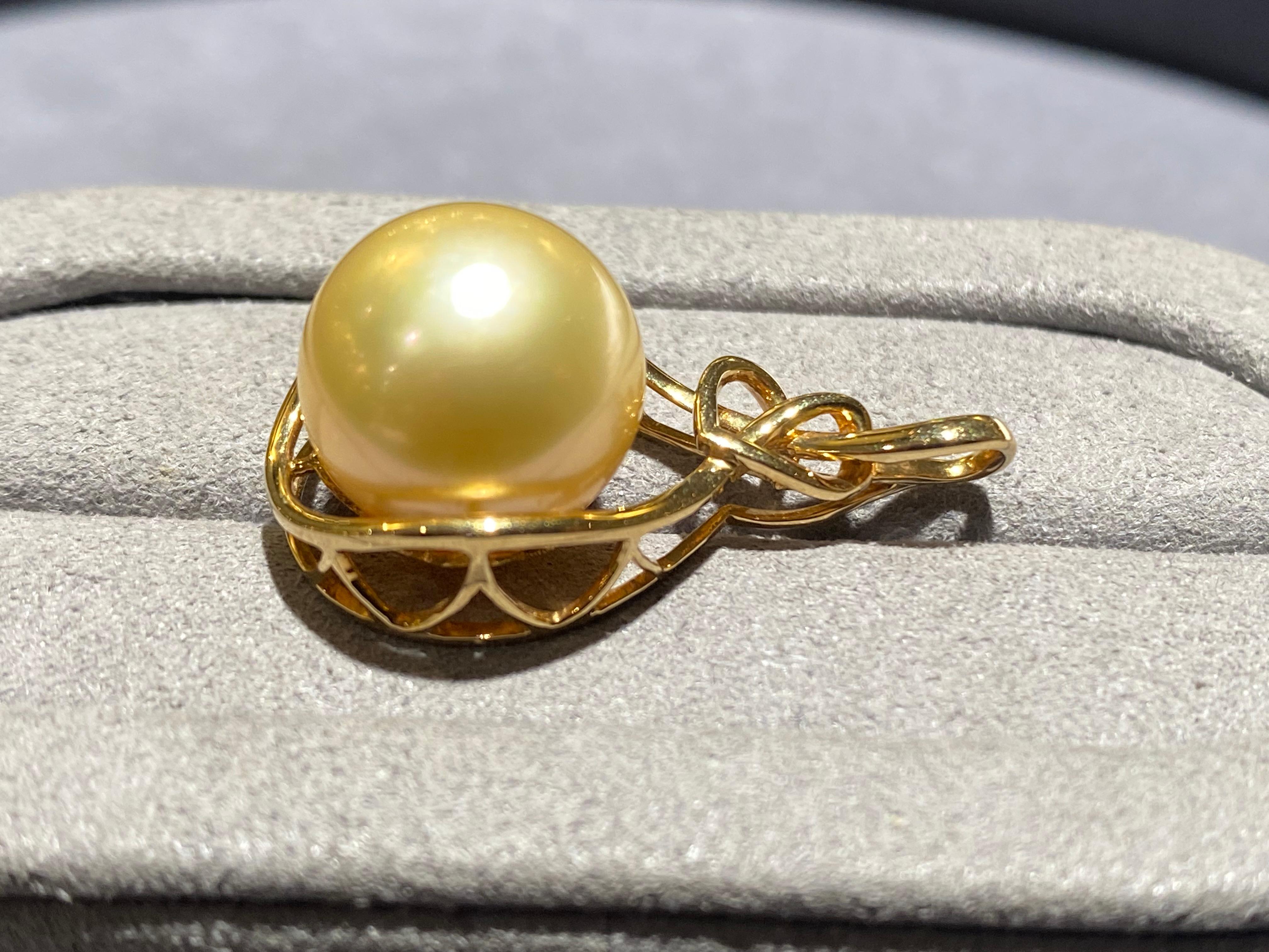 Champagne Colour South Sea Pearl Pendant in 18k Yellow Gold For Sale 2