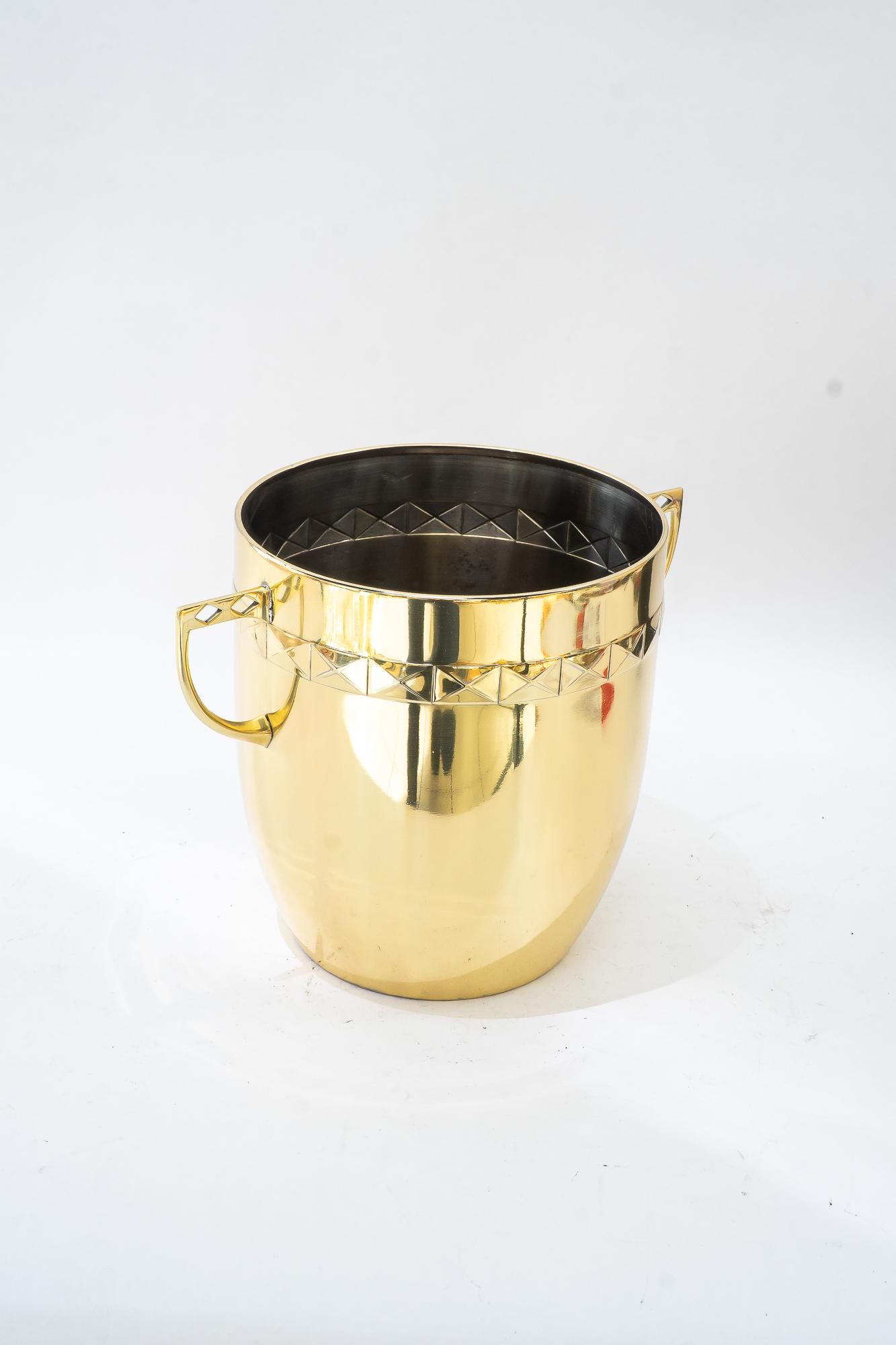 Champañera de latón viena hacia 1920
Latón pulido y esmaltado al horno