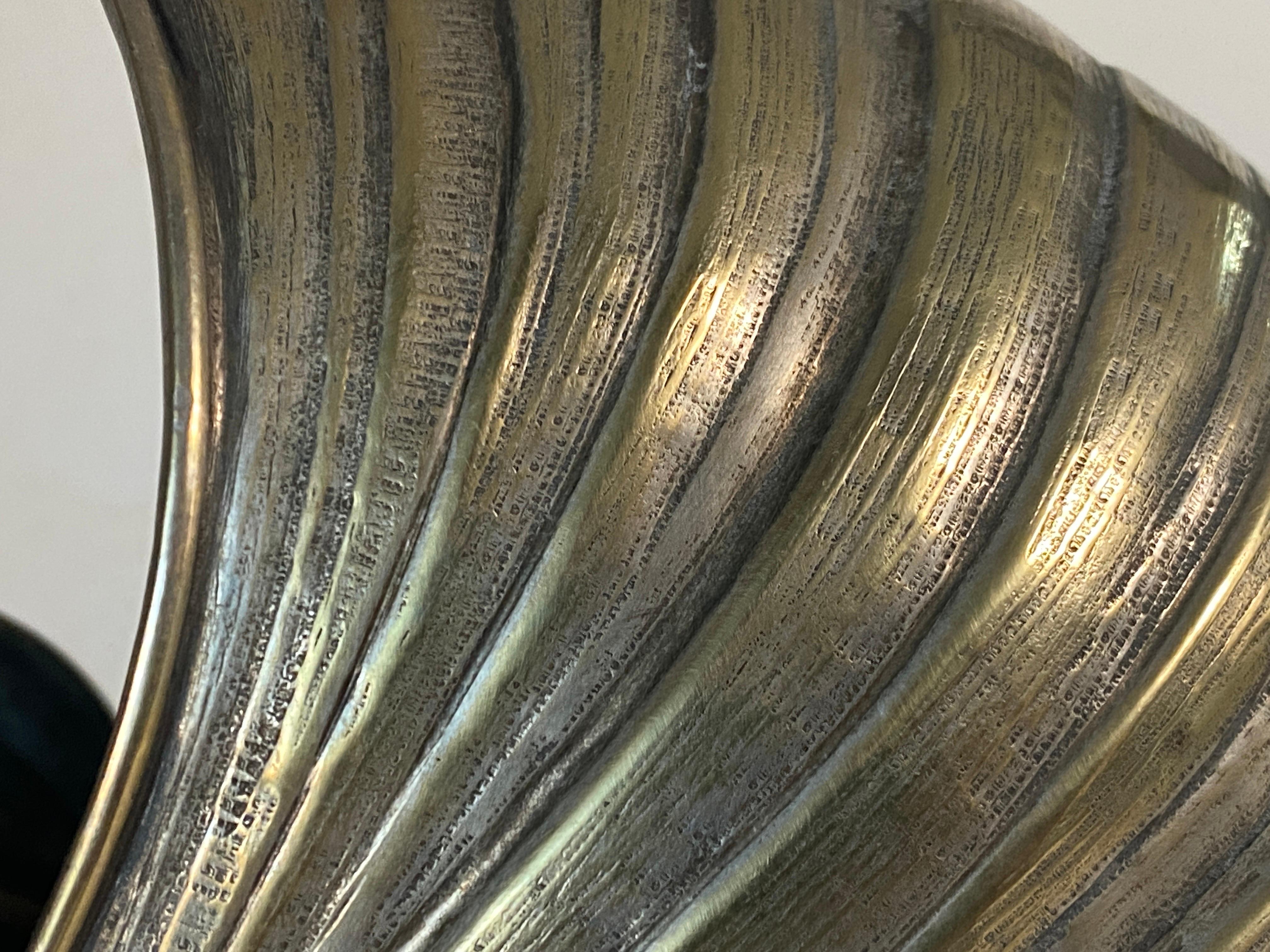 Refroidisseur à champagne en forme de coquille en métal argenté, signé Italie 20ème siècle Excellent état - En vente à Auribeau sur Siagne, FR