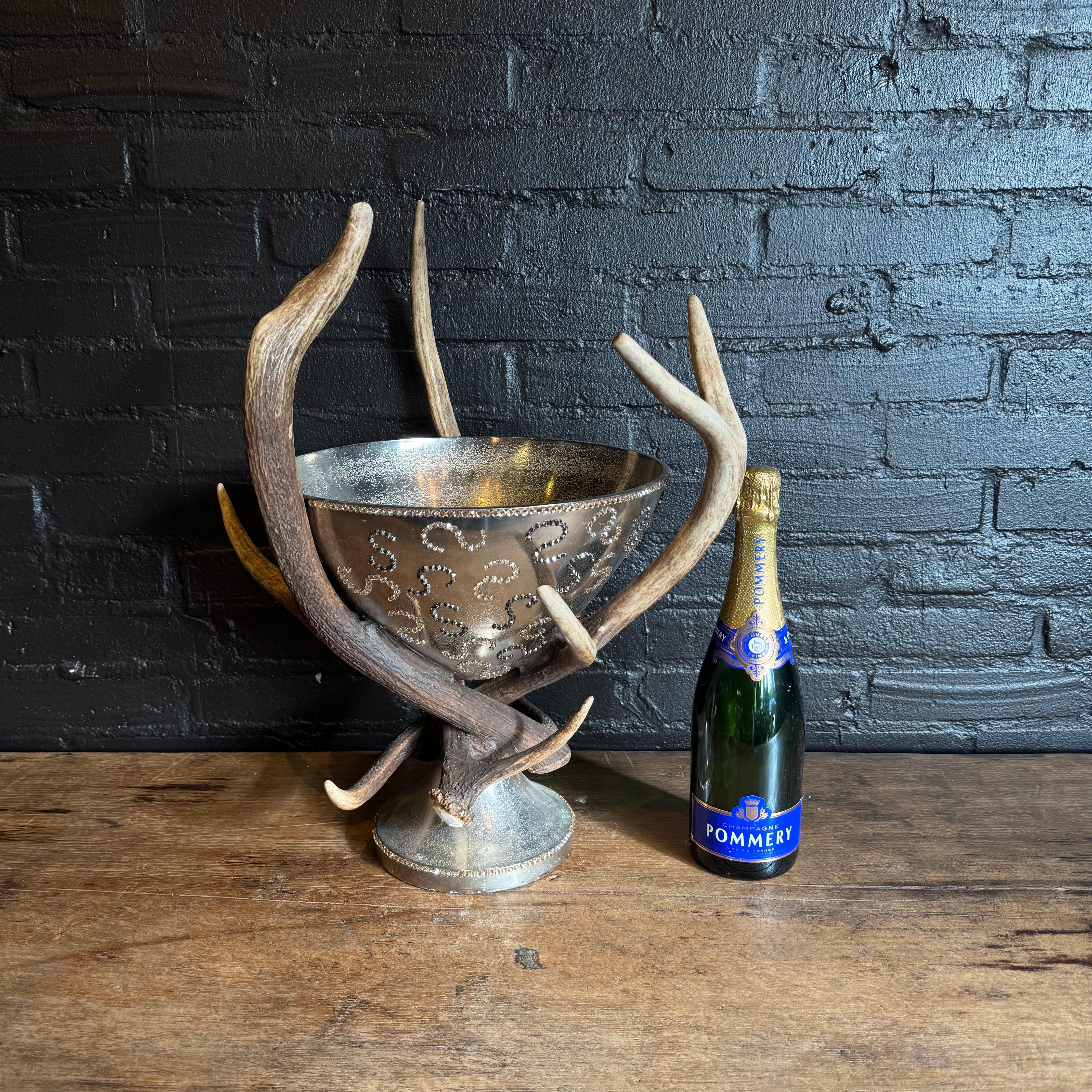 Dieser einzigartige Sektkühler ist aus Geweih und Swarovski Kristallen gefertigt.
Das Geweih stammt von einem Rothirsch (Cervus Elaphus) und ist zu 100 % ein echtes Geweih. (der Rothirsch ist CITES frei, so dass wir dies weltweit versenden können) 
