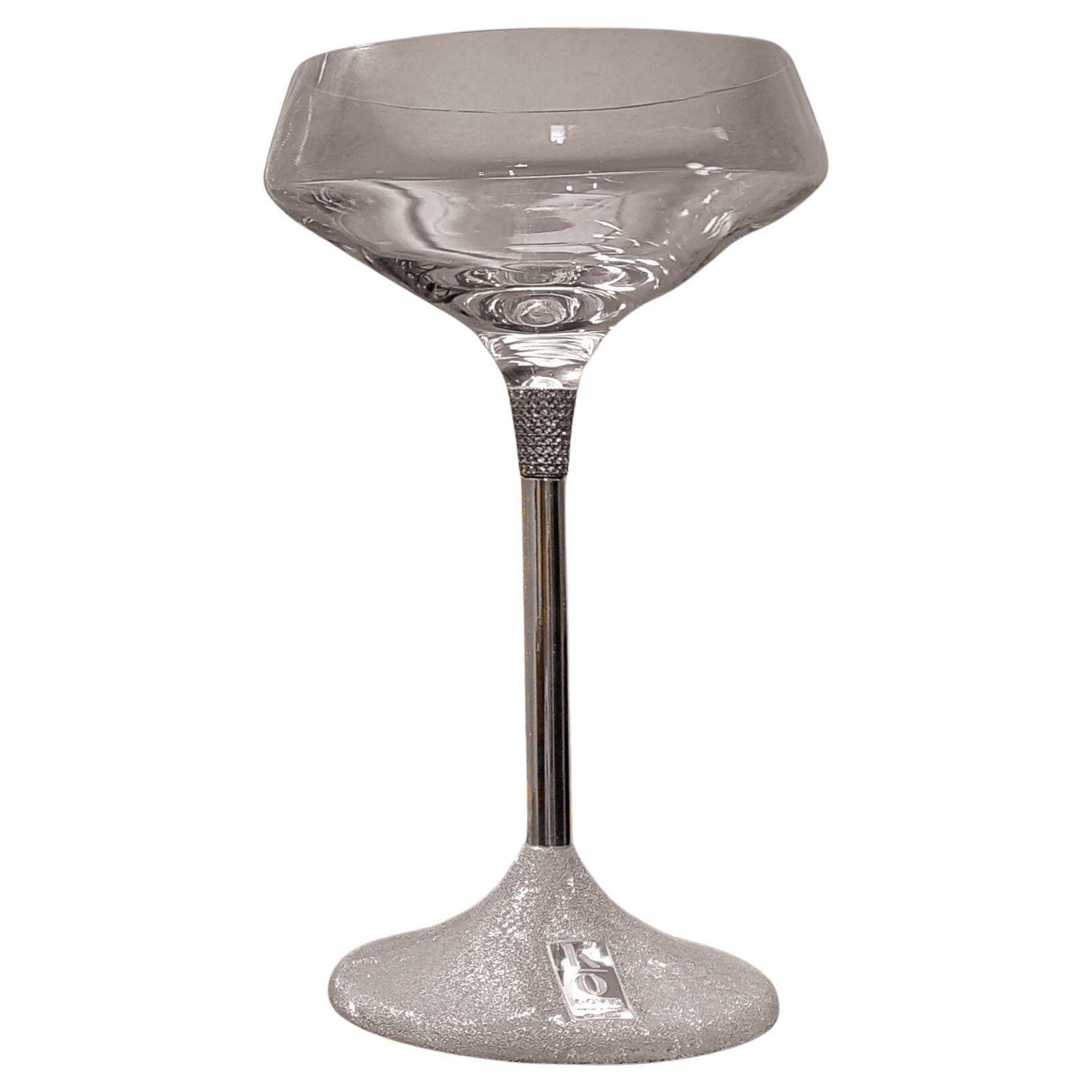 Ti presentiamo l'ultima creazione di K-OVER, il bicchiere da champagne con stelo d'argento tagliato a diamante, che combina senza sforzo eleganza e praticità. Tutti fanno parte della nostra Wedding Collection. Disponibili per l'acquisto singolo o in