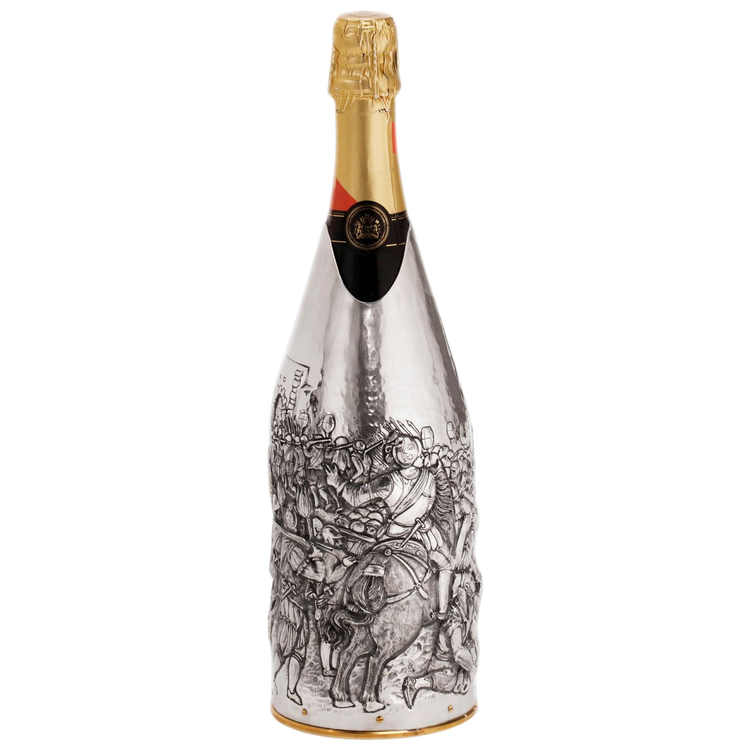 This champagne cover is a real work of art. As a matter of fact, we managed to reproduce the famous fresco “Battaglia di Camollia” (by Giorgio Vasari) on a pure silver 999/°° K-OVER. The artist chased what happened during the night of the 26th of