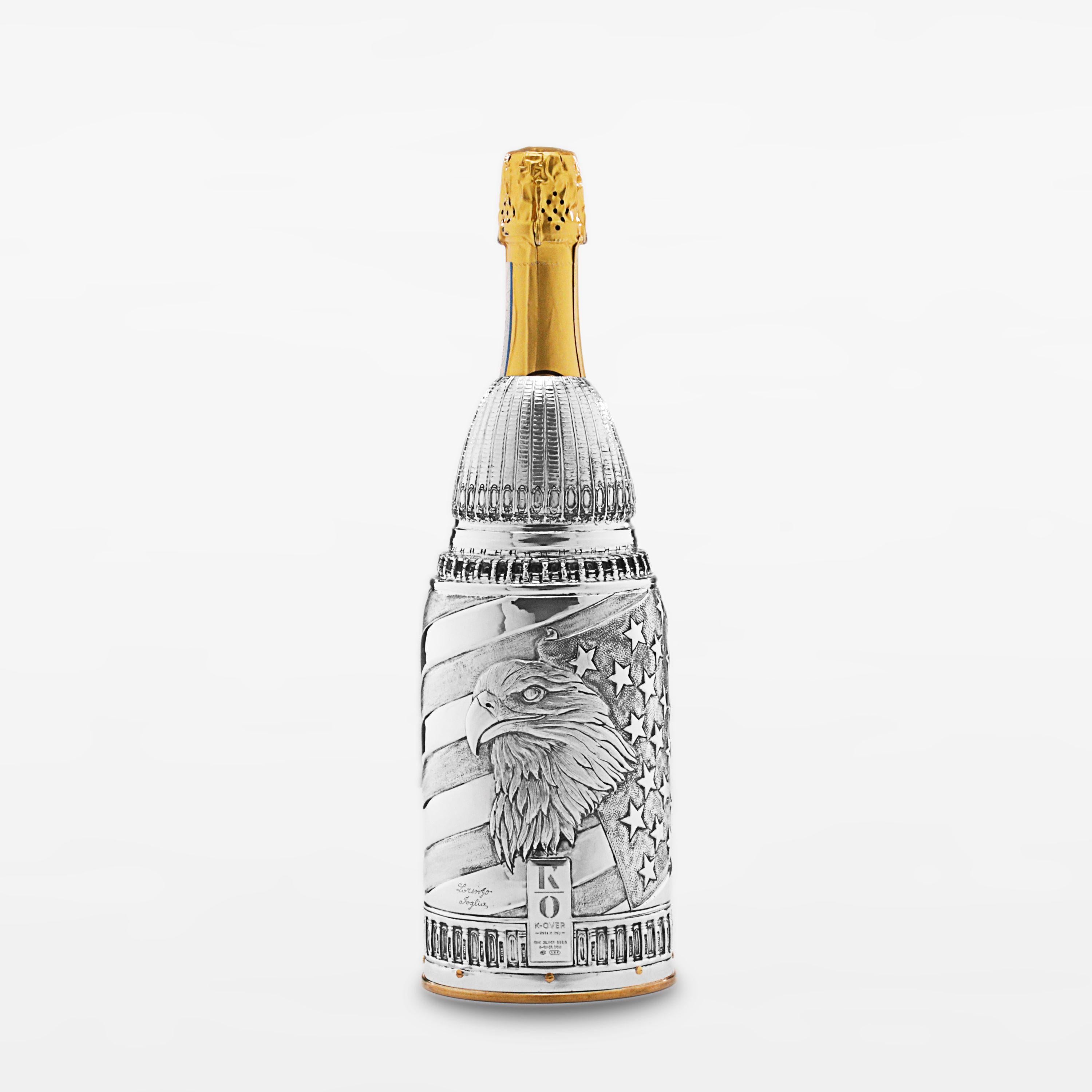 This champagne cover belongs to our collection “K-over Art”. Indeed, the artist transformed our pure silver 999/°° K-OVER into the United States Capitol. As you can see from the pictures, the upper part of the cover reproduces the dome of the