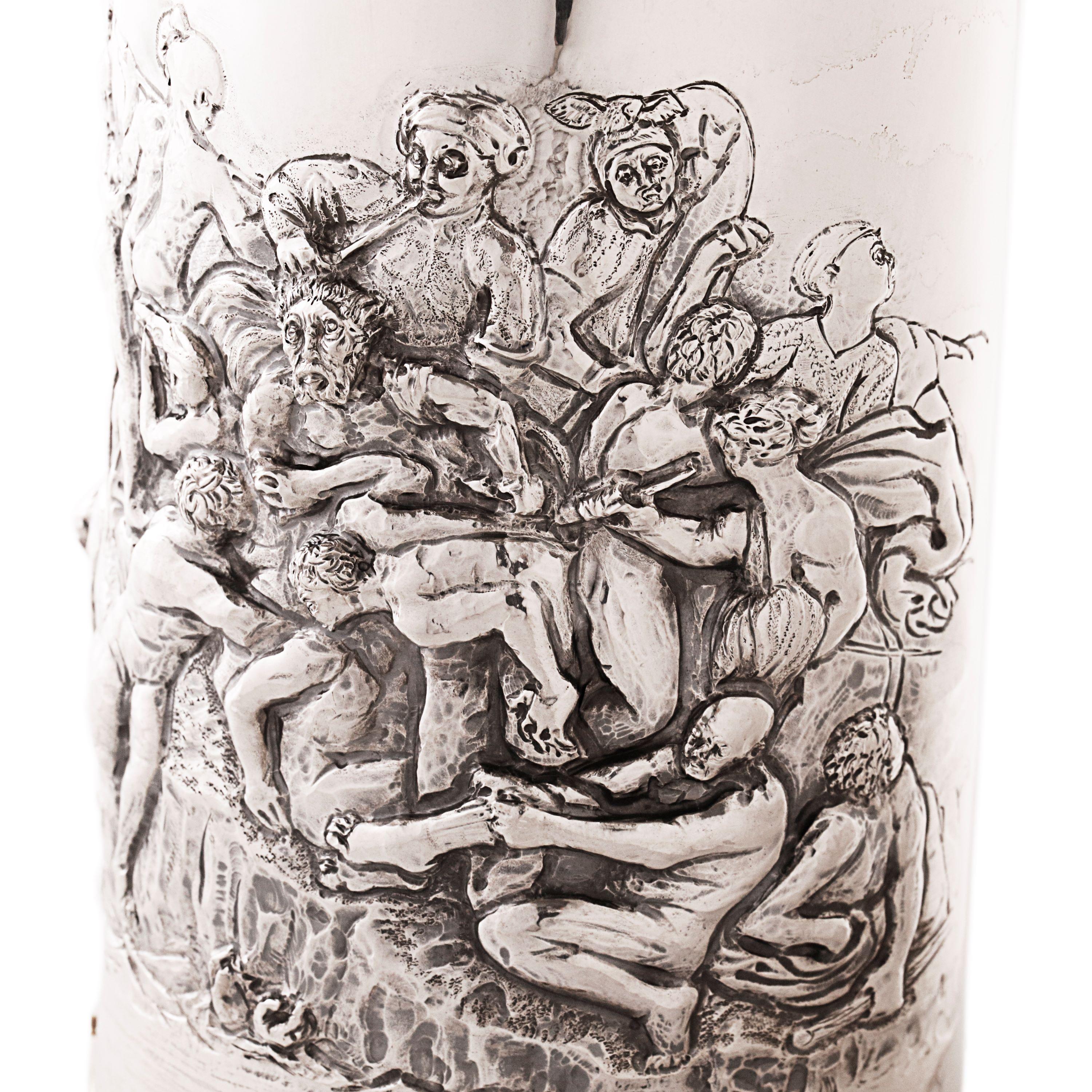 This champagne cover belongs to our collection “K-over Art”. Indeed, the artist chiselled on a pure silver 999/°° K-OVER the very begging of a battle between Florence and Pisa. The scene depicts Florentine soldiers bathing naked in the river Arno,