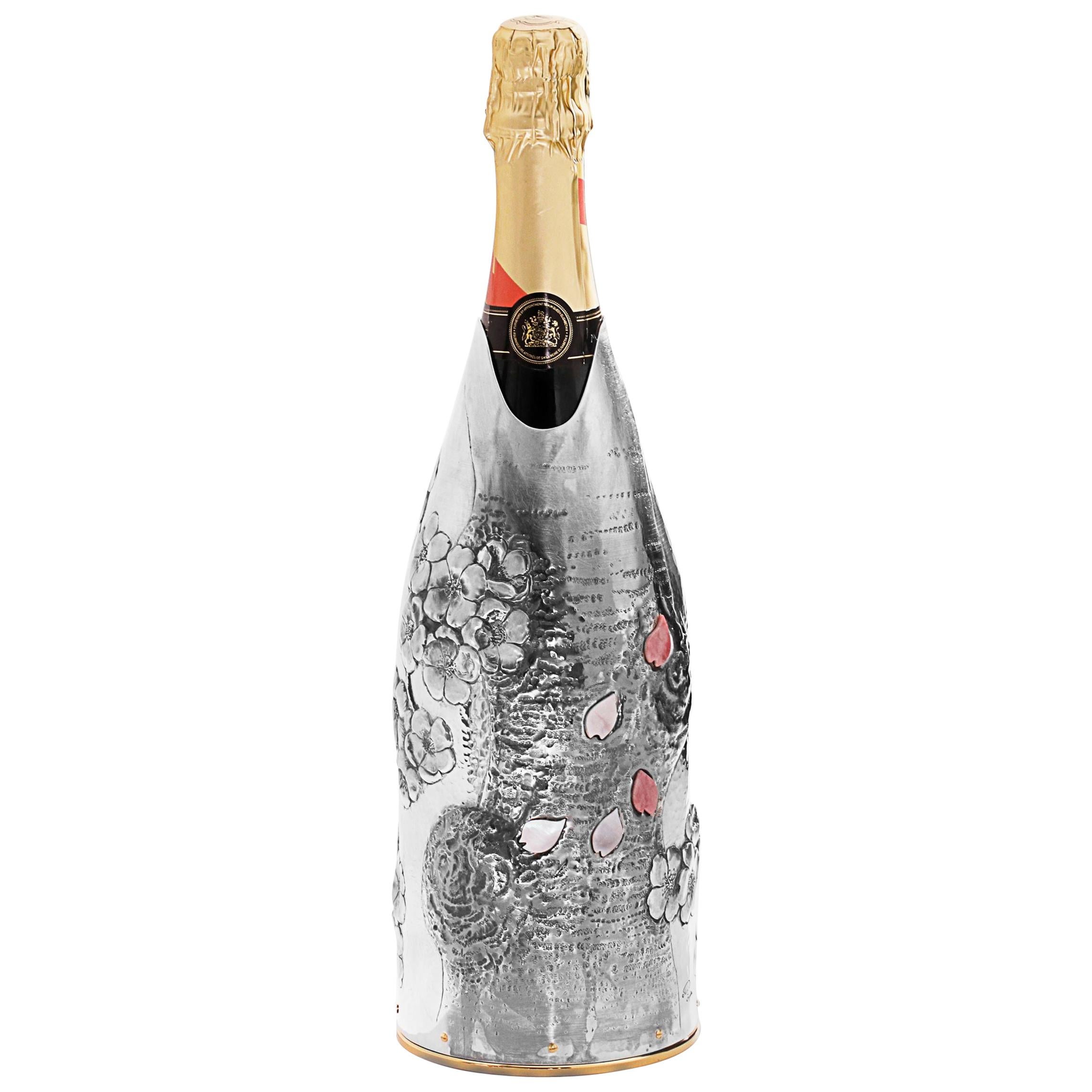 This champagne cover belongs to our collection “K-over Art”. The oeuvre was manufactured by a Japanese artist who wanted to celebrate her homeland. Indeed, she chiselled on a pure silver 999/°° K-OVER a cherry blossom. This masterpiece has been